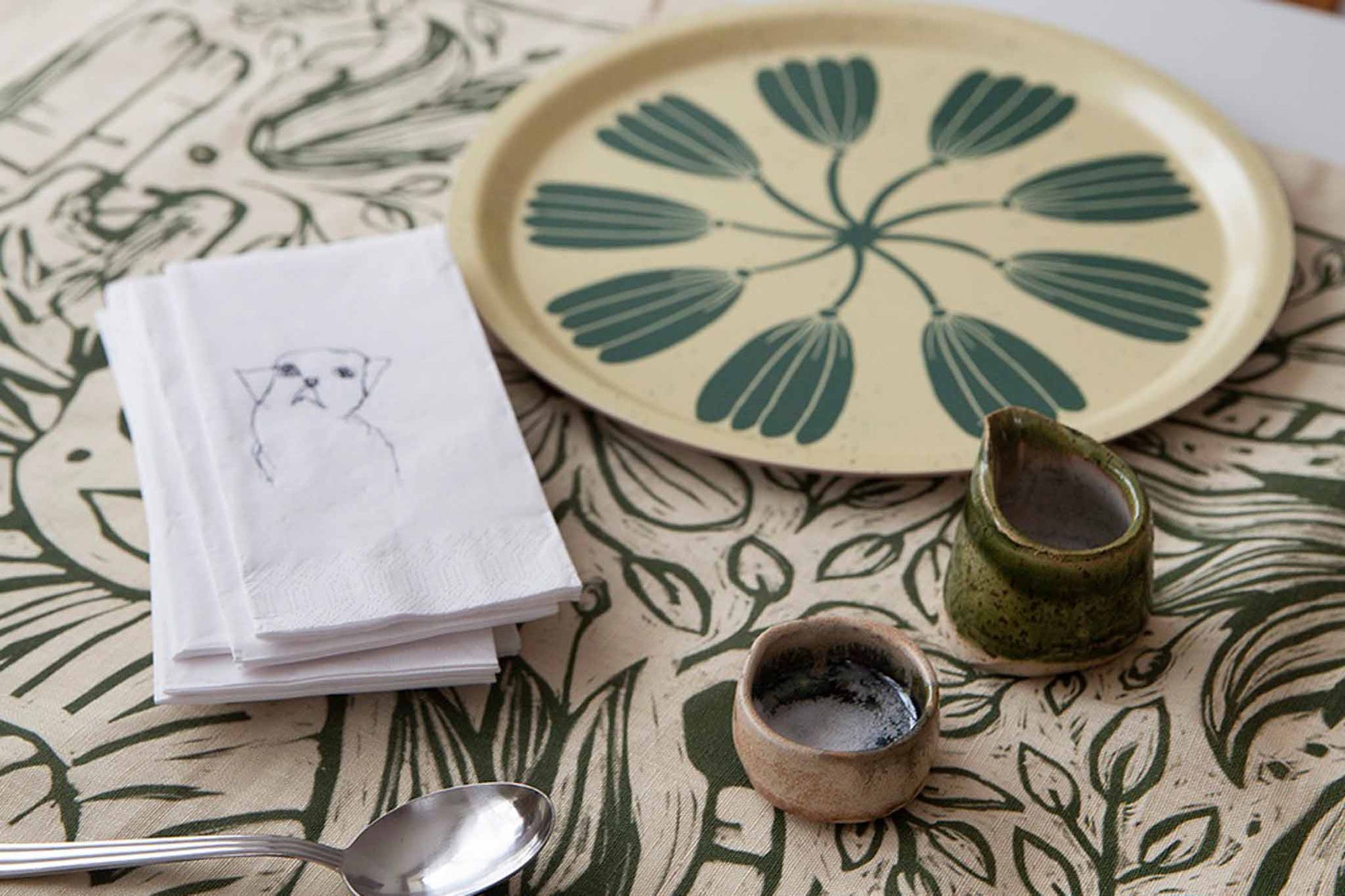 Fine Little Day（ファイン・リトル・デイ）は、スウェーデンのデザイナー、エリーサベット・デュンケルによって2007年に設立されたライフスタイルブランドです。自然や季節、日常の情景から着想を得た、素朴で温かみのある手描きのデザインが特徴です。テキスタイル、ポスター、クッション、ブランケットなどの製品には、北欧らしいミニマルさと遊び心が調和し、暮らしに詩的な魅力を添えてくれます。サステナビリティやクラフトマンシップを大切にし、国内外のアーティストとのコラボレーションや、アート支援活動にも積極的に取り組んでいます。素材の選定や製造背景にもこだわり、使う人の感性に寄り添った、長く愛されるモノづくりを目指しています。日常の中に小さな幸せやインスピレーションをもたらしてくれる、豊かな感性に満ちたブランドです。