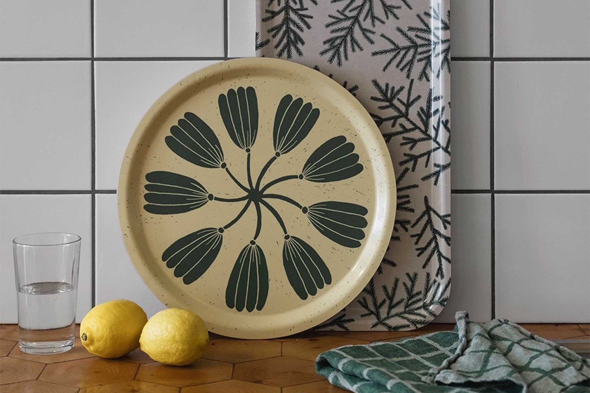 Fine Little Day（ファイン・リトル・デイ）は、スウェーデンのデザイナー、エリーサベット・デュンケルによって2007年に設立されたライフスタイルブランドです。自然や季節、日常の情景から着想を得た、素朴で温かみのある手描きのデザインが特徴です。テキスタイル、ポスター、クッション、ブランケットなどの製品には、北欧らしいミニマルさと遊び心が調和し、暮らしに詩的な魅力を添えてくれます。サステナビリティやクラフトマンシップを大切にし、国内外のアーティストとのコラボレーションや、アート支援活動にも積極的に取り組んでいます。素材の選定や製造背景にもこだわり、使う人の感性に寄り添った、長く愛されるモノづくりを目指しています。日常の中に小さな幸せやインスピレーションをもたらしてくれる、豊かな感性に満ちたブランドです。