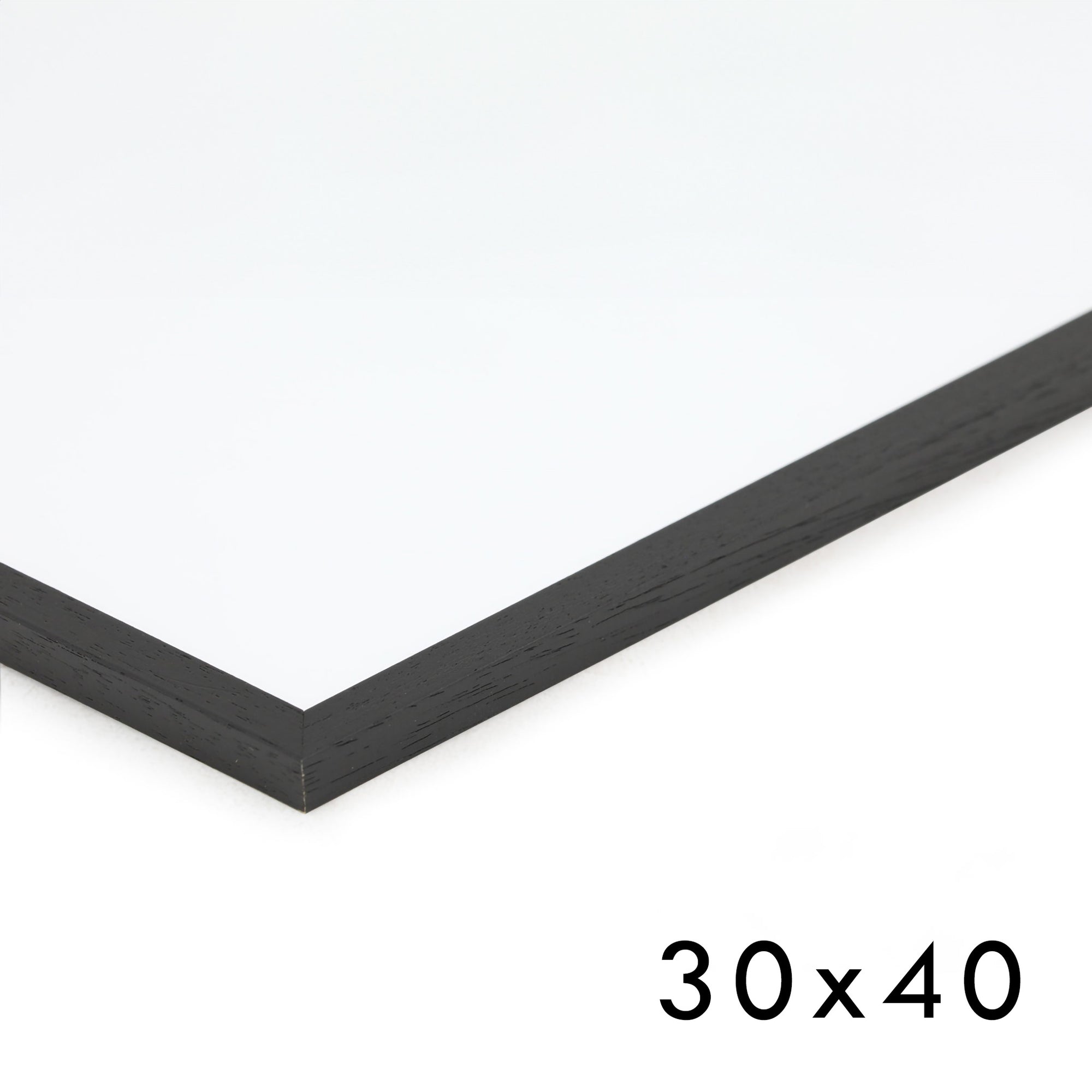 スカンジナビアのクラフトマンシップにインスパイアされた、北欧デザインの美学が息づく天然木製ポスターフレーム。スリムなフォルムがアートや写真をすっきりと引き立てつつ、空間に落ち着きと上質さを添えます。自然な表情が感じられるフレームは、ナチュラルでありながら現代的な雰囲気も演出。金属製ハンガー付きで縦横どちらでも壁掛け可能です。自然素材ならではの豊かな質感とやさしい風合いは、北欧諸国でも広く親しまれ、ミニマルやナチュラルテイストのインテリアに自然に調和します。本商品は低反射アクリル板を使用しており、片面は低反射加工、もう片面は通常アクリルです。お好みでどちらの面も使用可能ですが、通常面もやや暗く見える場合があります。ポスターの色味や鮮明さを重視される方は、低反射タイプでない製品をおすすめします。