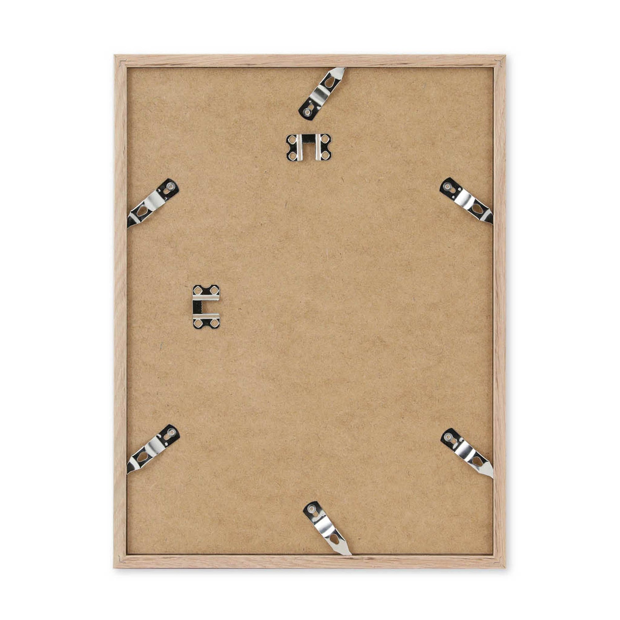 スカンジナビアのクラフトマンシップにインスパイアされた、北欧デザインの美学が息づく天然木製ポスターフレーム。スリムなフォルムがアートや写真をすっきりと引き立てつつ、空間に落ち着きと上質さを添えます。自然な表情が感じられるフレームは、ナチュラルでありながら現代的な雰囲気も演出。金属製ハンガー付きで縦横どちらでも壁掛け可能です。自然素材ならではの豊かな質感とやさしい風合いは、北欧諸国でも広く親しまれ、ミニマルやナチュラルテイストのインテリアに自然に調和します。本商品は低反射アクリル板を使用しており、片面は低反射加工、もう片面は通常アクリルです。お好みでどちらの面も使用可能ですが、通常面もやや暗く見える場合があります。ポスターの色味や鮮明さを重視される方は、低反射タイプでない製品をおすすめします。