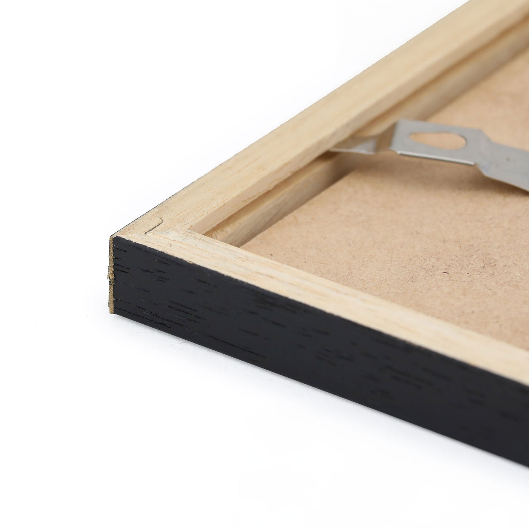 スカンジナビアのクラフトマンシップにインスパイアされた、北欧デザインの美学が息づく天然木製ポスターフレーム。スリムなフォルムがアートや写真をすっきりと引き立てつつ、空間に落ち着きと上質さを添えます。自然な表情が感じられるフレームは、ナチュラルでありながら現代的な雰囲気も演出。金属製ハンガー付きで縦横どちらでも壁掛け可能です。自然素材ならではの豊かな質感とやさしい風合いは、北欧諸国でも広く親しまれ、ミニマルやナチュラルテイストのインテリアに自然に調和します。本商品は低反射アクリル板を使用しており、片面は低反射加工、もう片面は通常アクリルです。お好みでどちらの面も使用可能ですが、通常面もやや暗く見える場合があります。ポスターの色味や鮮明さを重視される方は、低反射タイプでない製品をおすすめします。