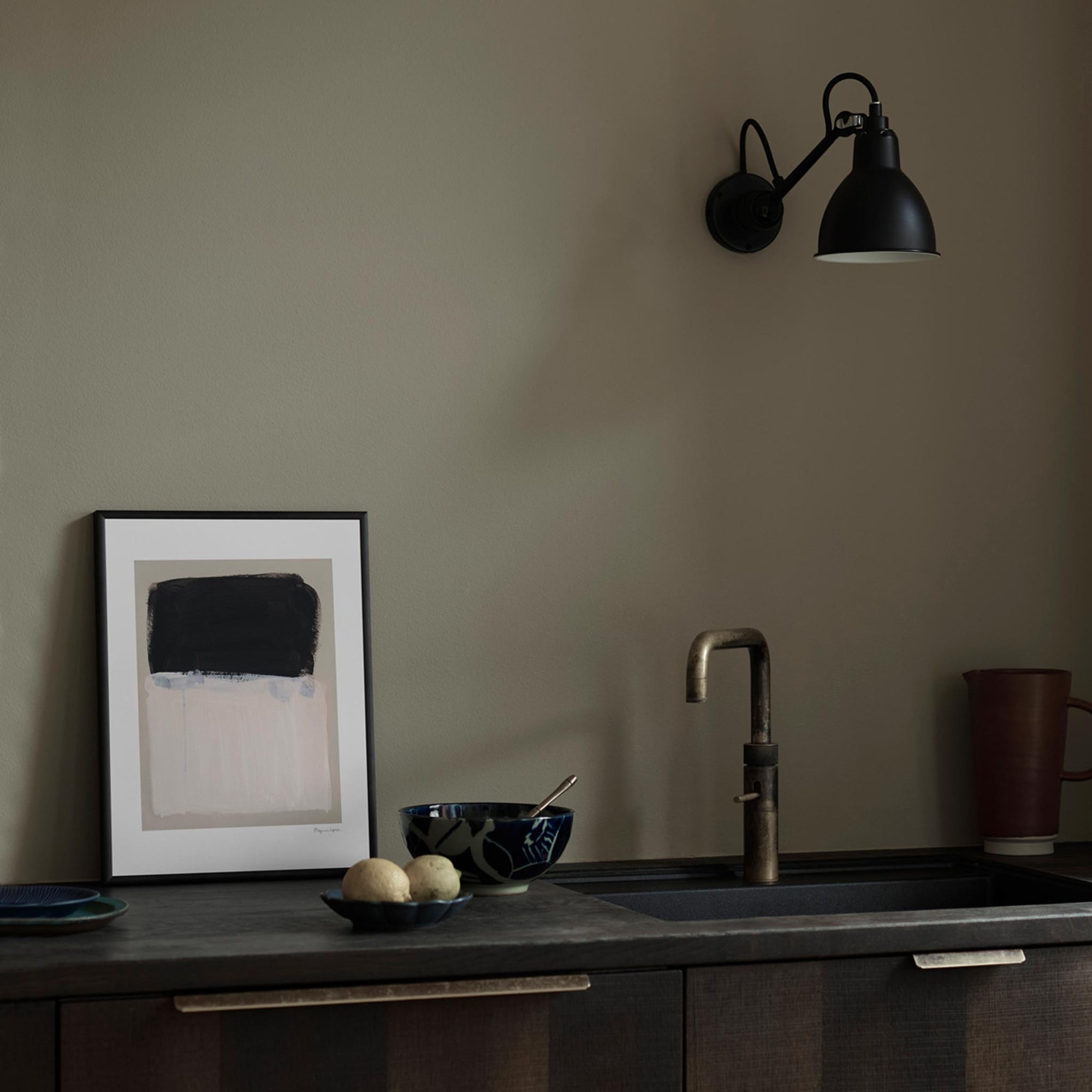 スカンジナビアのクラフトマンシップにインスパイアされた、北欧デザインの美学が息づく天然木製ポスターフレーム。スリムなフォルムがアートや写真をすっきりと引き立てつつ、空間に落ち着きと上質さを添えます。自然な表情が感じられるフレームは、ナチュラルでありながら現代的な雰囲気も演出。金属製ハンガー付きで縦横どちらでも壁掛け可能です。自然素材ならではの豊かな質感とやさしい風合いは、北欧諸国でも広く親しまれ、ミニマルやナチュラルテイストのインテリアに自然に調和します。本商品は低反射アクリル板を使用しており、片面は低反射加工、もう片面は通常アクリルです。お好みでどちらの面も使用可能ですが、通常面もやや暗く見える場合があります。ポスターの色味や鮮明さを重視される方は、低反射タイプでない製品をおすすめします。