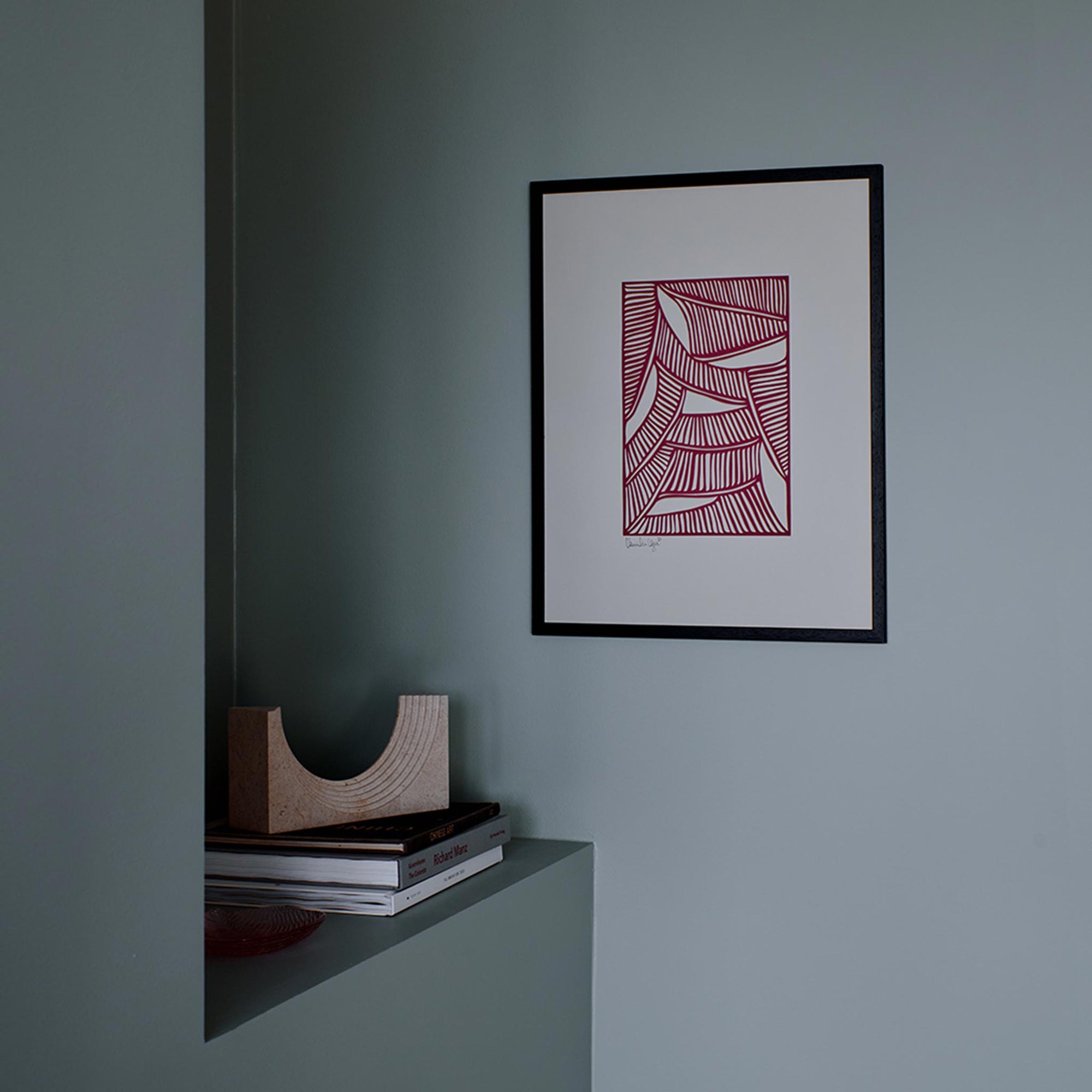 スカンジナビアのクラフトマンシップにインスパイアされた、北欧デザインの美学が息づく天然木製ポスターフレーム。スリムなフォルムがアートや写真をすっきりと引き立てつつ、空間に落ち着きと上質さを添えます。自然な表情が感じられるフレームは、ナチュラルでありながら現代的な雰囲気も演出。金属製ハンガー付きで縦横どちらでも壁掛け可能です。自然素材ならではの豊かな質感とやさしい風合いは、北欧諸国でも広く親しまれ、ミニマルやナチュラルテイストのインテリアに自然に調和します。本商品は低反射アクリル板を使用しており、片面は低反射加工、もう片面は通常アクリルです。お好みでどちらの面も使用可能ですが、通常面もやや暗く見える場合があります。ポスターの色味や鮮明さを重視される方は、低反射タイプでない製品をおすすめします。