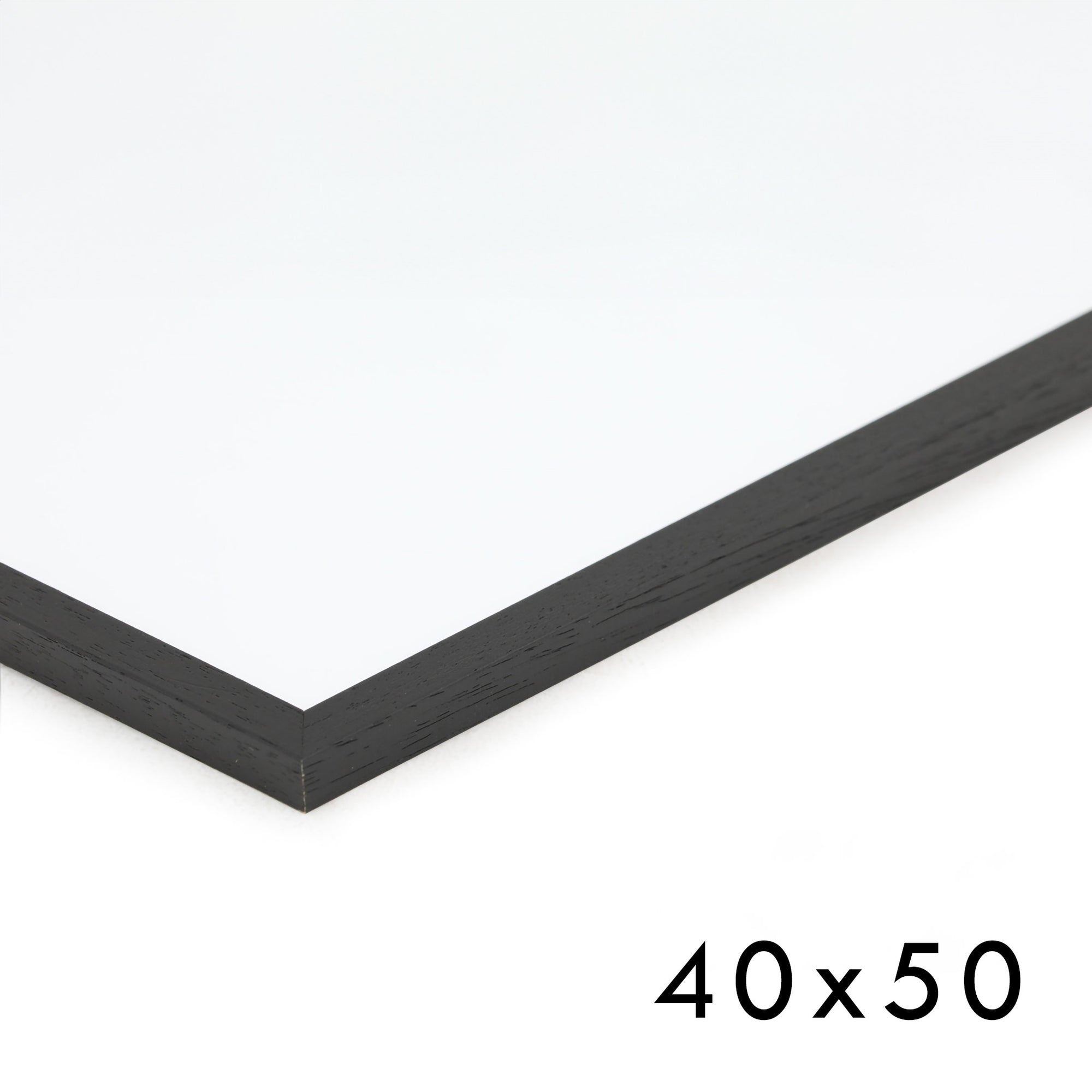 スカンジナビアのクラフトマンシップにインスパイアされた、北欧デザインの美学が息づく天然木製ポスターフレーム。スリムなフォルムがアートや写真をすっきりと引き立てつつ、空間に落ち着きと上質さを添えます。自然な表情が感じられるフレームは、ナチュラルでありながら現代的な雰囲気も演出。金属製ハンガー付きで縦横どちらでも壁掛け可能です。自然素材ならではの豊かな質感とやさしい風合いは、北欧諸国でも広く親しまれ、ミニマルやナチュラルテイストのインテリアに自然に調和します。本商品は低反射アクリル板を使用しており、片面は低反射加工、もう片面は通常アクリルです。お好みでどちらの面も使用可能ですが、通常面もやや暗く見える場合があります。ポスターの色味や鮮明さを重視される方は、低反射タイプでない製品をおすすめします。