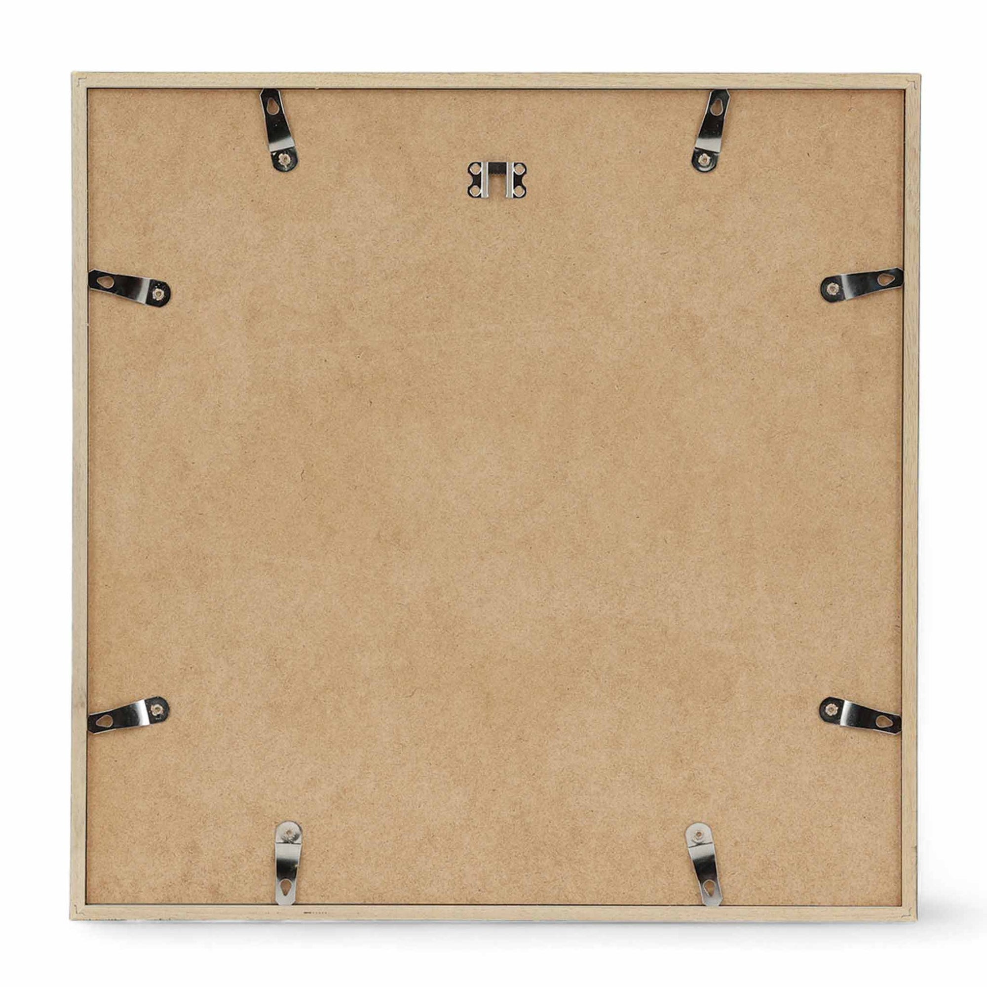 スカンジナビアのクラフトマンシップにインスパイアされた、北欧デザインの美学が息づく天然木製ポスターフレーム。スリムなフォルムがアートや写真をすっきりと引き立てつつ、空間に落ち着きと上質さを添えます。自然な表情が感じられるフレームは、ナチュラルでありながら現代的な雰囲気も演出。金属製ハンガー付きで縦横どちらでも壁掛け可能です。自然素材ならではの豊かな質感とやさしい風合いは、北欧諸国でも広く親しまれ、ミニマルやナチュラルテイストのインテリアに自然に調和します。本商品は低反射アクリル板を使用しており、片面は低反射加工、もう片面は通常アクリルです。お好みでどちらの面も使用可能ですが、通常面もやや暗く見える場合があります。ポスターの色味や鮮明さを重視される方は、低反射タイプでない製品をおすすめします。