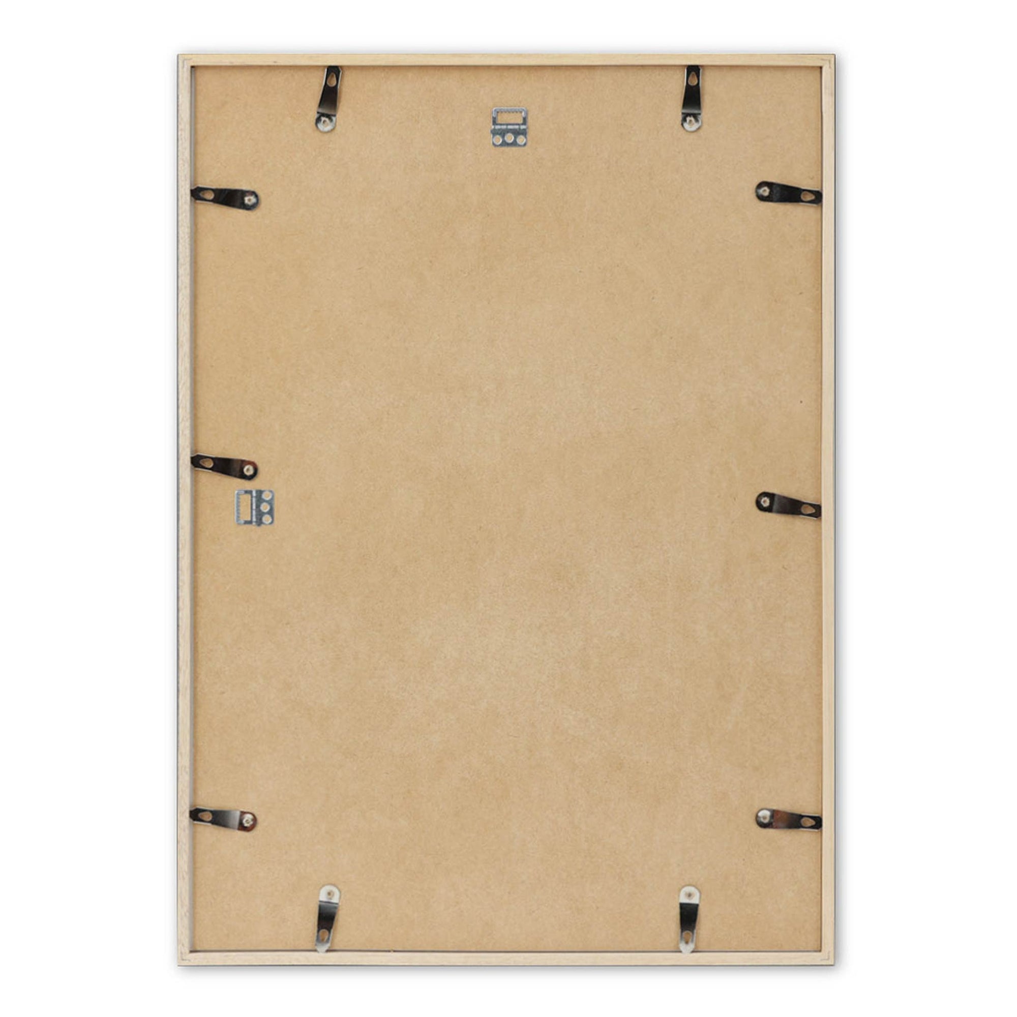 スカンジナビアのクラフトマンシップにインスパイアされた、北欧デザインの美学が息づく天然木製ポスターフレーム。スリムなフォルムがアートや写真をすっきりと引き立てつつ、空間に落ち着きと上質さを添えます。自然な表情が感じられるフレームは、ナチュラルでありながら現代的な雰囲気も演出。金属製ハンガー付きで縦横どちらでも壁掛け可能です。自然素材ならではの豊かな質感とやさしい風合いは、北欧諸国でも広く親しまれ、ミニマルやナチュラルテイストのインテリアに自然に調和します。本商品は低反射アクリル板を使用しており、片面は低反射加工、もう片面は通常アクリルです。お好みでどちらの面も使用可能ですが、通常面もやや暗く見える場合があります。ポスターの色味や鮮明さを重視される方は、低反射タイプでない製品をおすすめします。