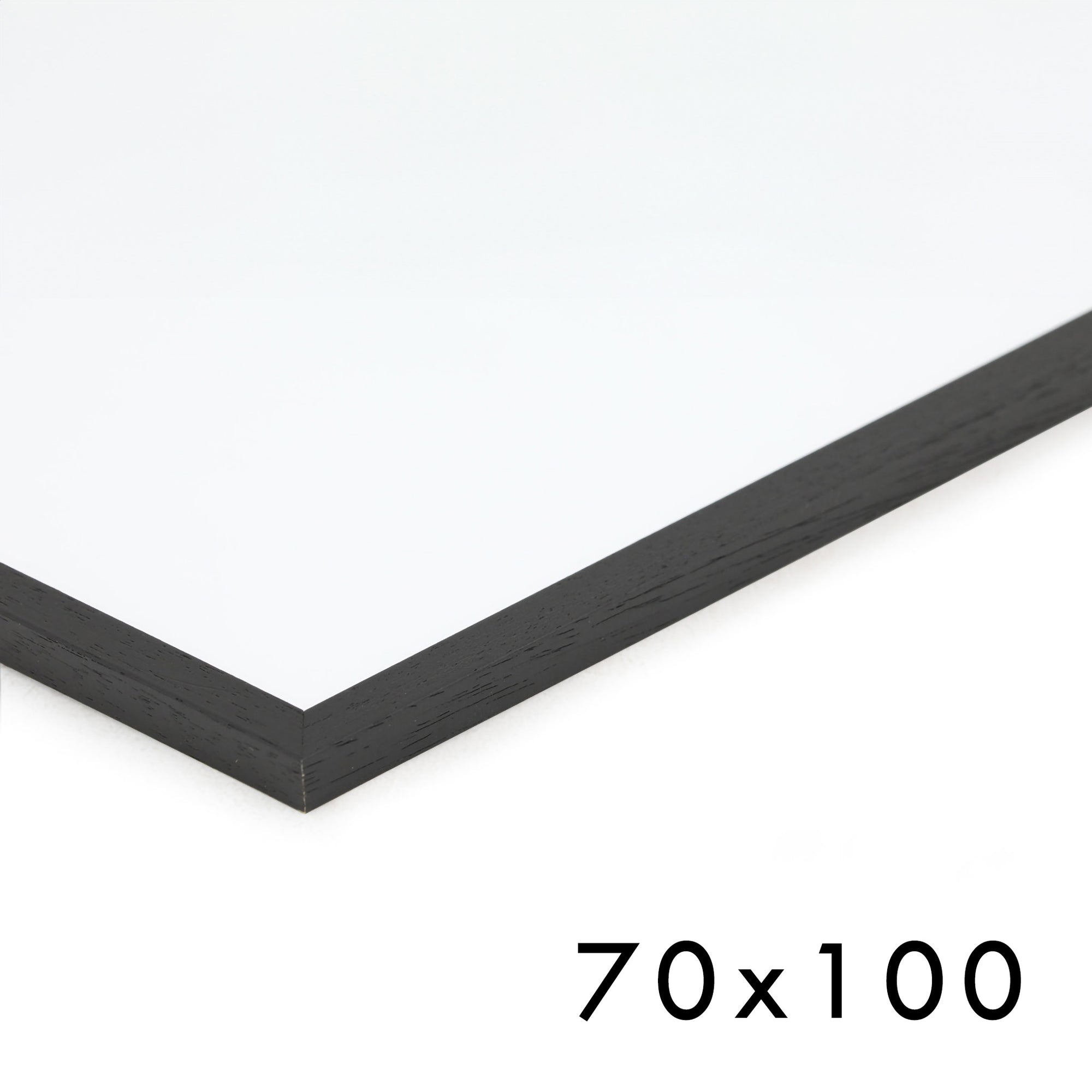 スカンジナビアのクラフトマンシップにインスパイアされた、北欧デザインの美学が息づく天然木製ポスターフレーム。スリムなフォルムがアートや写真をすっきりと引き立てつつ、空間に落ち着きと上質さを添えます。自然な表情が感じられるフレームは、ナチュラルでありながら現代的な雰囲気も演出。金属製ハンガー付きで縦横どちらでも壁掛け可能です。自然素材ならではの豊かな質感とやさしい風合いは、北欧諸国でも広く親しまれ、ミニマルやナチュラルテイストのインテリアに自然に調和します。本商品は低反射アクリル板を使用しており、片面は低反射加工、もう片面は通常アクリルです。お好みでどちらの面も使用可能ですが、通常面もやや暗く見える場合があります。ポスターの色味や鮮明さを重視される方は、低反射タイプでない製品をおすすめします。