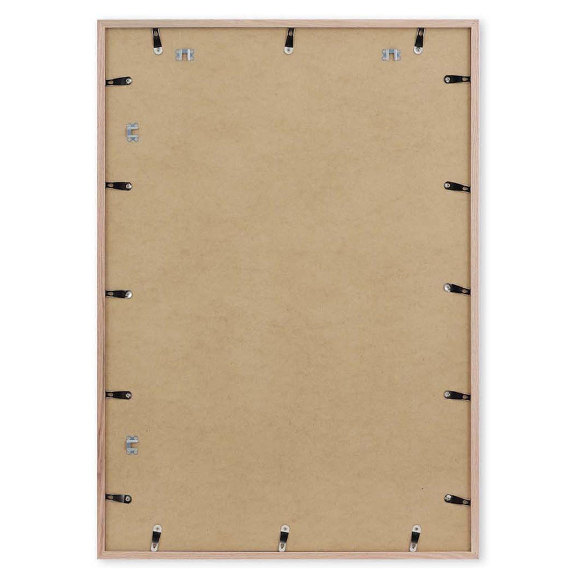 スカンジナビアのクラフトマンシップにインスパイアされた、北欧デザインの美学が息づく天然木製ポスターフレーム。スリムなフォルムがアートや写真をすっきりと引き立てつつ、空間に落ち着きと上質さを添えます。自然な表情が感じられるフレームは、ナチュラルでありながら現代的な雰囲気も演出。金属製ハンガー付きで縦横どちらでも壁掛け可能です。自然素材ならではの豊かな質感とやさしい風合いは、北欧諸国でも広く親しまれ、ミニマルやナチュラルテイストのインテリアに自然に調和します。本商品は低反射アクリル板を使用しており、片面は低反射加工、もう片面は通常アクリルです。お好みでどちらの面も使用可能ですが、通常面もやや暗く見える場合があります。ポスターの色味や鮮明さを重視される方は、低反射タイプでない製品をおすすめします。