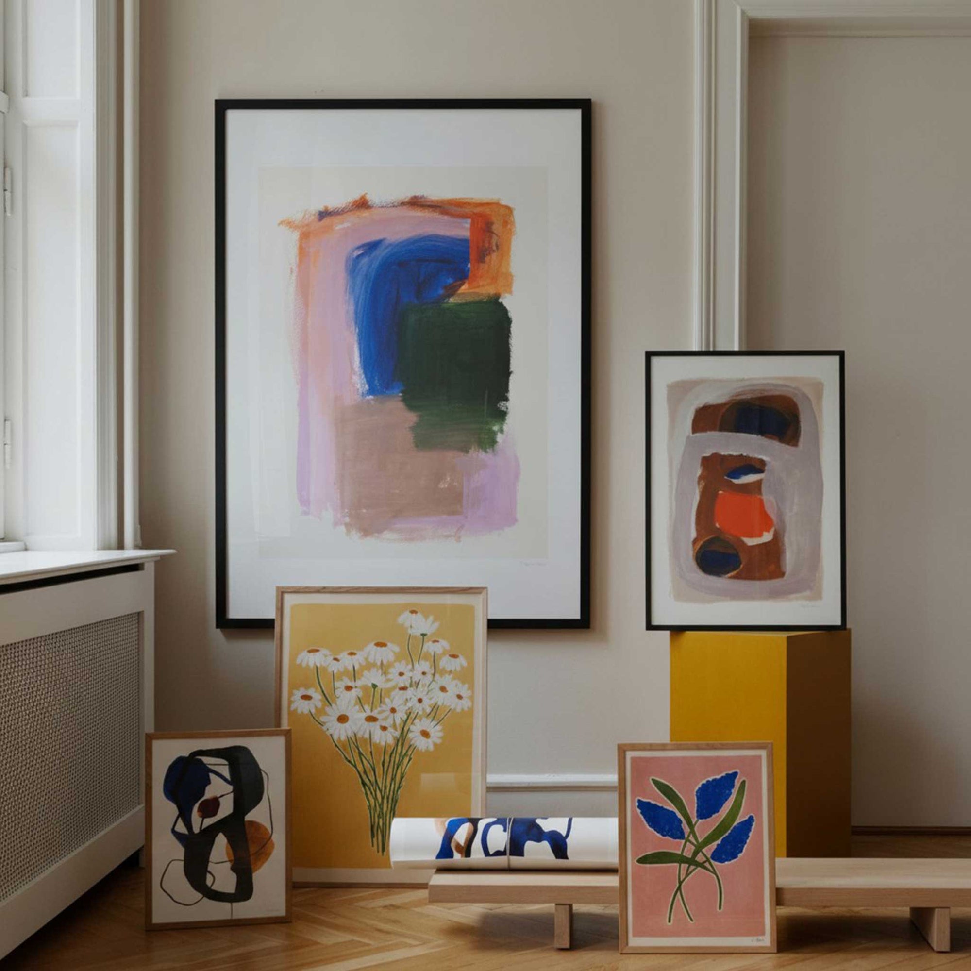 スカンジナビアのクラフトマンシップにインスパイアされた、北欧デザインの美学が息づく天然木製ポスターフレーム。スリムなフォルムがアートや写真をすっきりと引き立てつつ、空間に落ち着きと上質さを添えます。自然な表情が感じられるフレームは、ナチュラルでありながら現代的な雰囲気も演出。金属製ハンガー付きで縦横どちらでも壁掛け可能です。自然素材ならではの豊かな質感とやさしい風合いは、北欧諸国でも広く親しまれ、ミニマルやナチュラルテイストのインテリアに自然に調和します。本商品は低反射アクリル板を使用しており、片面は低反射加工、もう片面は通常アクリルです。お好みでどちらの面も使用可能ですが、通常面もやや暗く見える場合があります。ポスターの色味や鮮明さを重視される方は、低反射タイプでない製品をおすすめします。