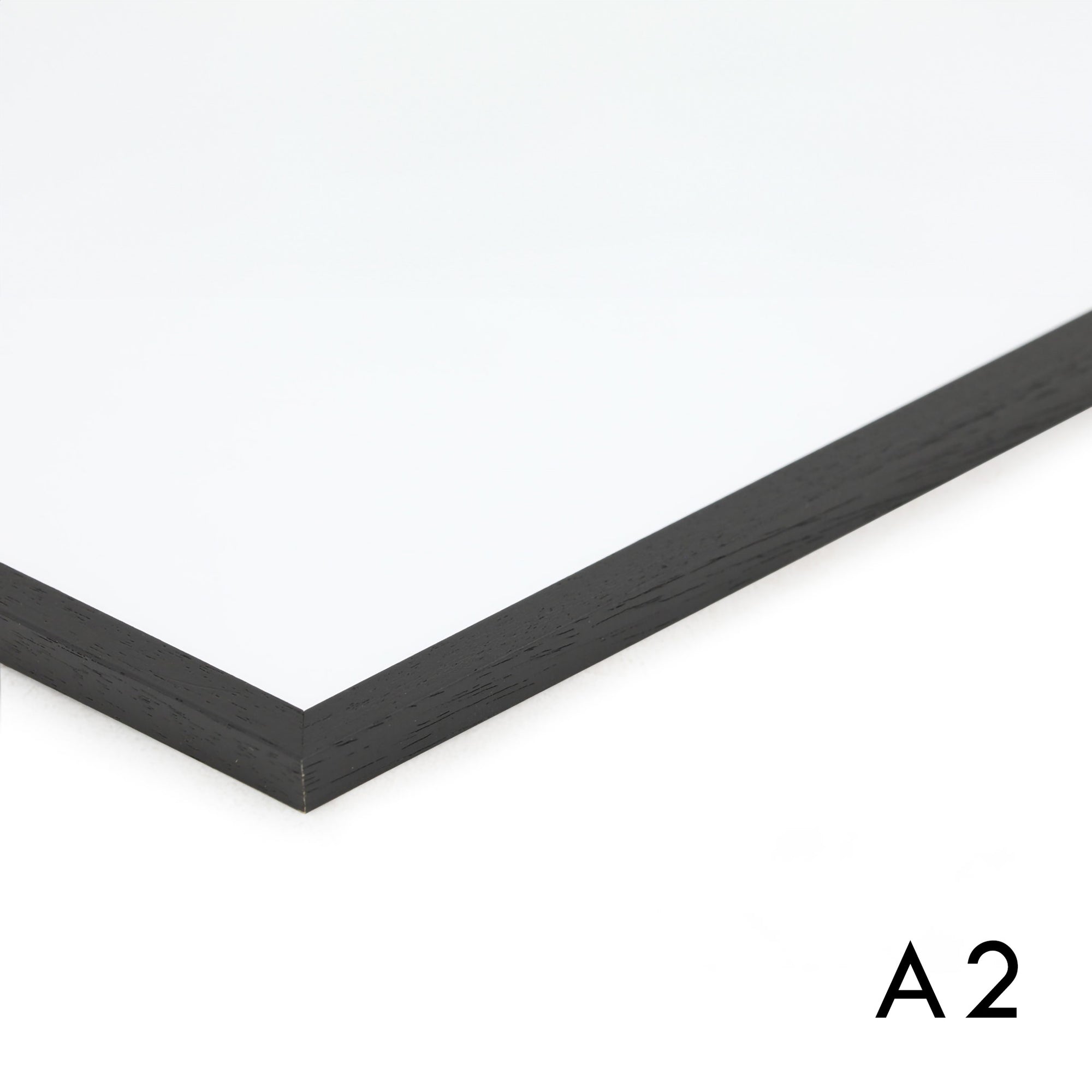 スカンジナビアのクラフトマンシップにインスパイアされた、北欧デザインの美学が息づく天然木製ポスターフレーム。スリムなフォルムがアートや写真をすっきりと引き立てつつ、空間に落ち着きと上質さを添えます。自然な表情が感じられるフレームは、ナチュラルでありながら現代的な雰囲気も演出。金属製ハンガー付きで縦横どちらでも壁掛け可能です。自然素材ならではの豊かな質感とやさしい風合いは、北欧諸国でも広く親しまれ、ミニマルやナチュラルテイストのインテリアに自然に調和します。本商品は低反射アクリル板を使用しており、片面は低反射加工、もう片面は通常アクリルです。お好みでどちらの面も使用可能ですが、通常面もやや暗く見える場合があります。ポスターの色味や鮮明さを重視される方は、低反射タイプでない製品をおすすめします。