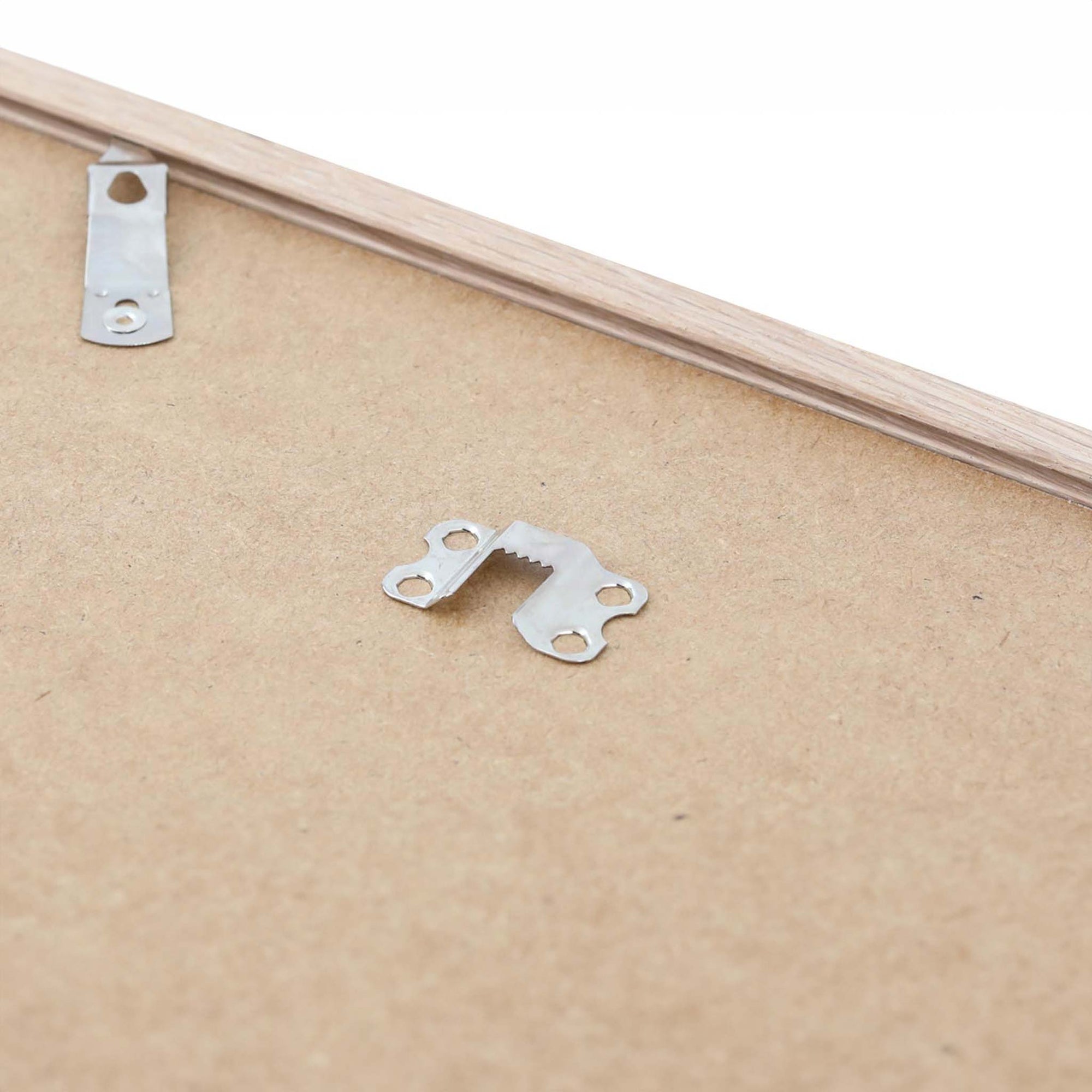 スカンジナビアのクラフトマンシップにインスパイアされた、北欧デザインの美学が息づく天然木製ポスターフレーム。スリムなフォルムがアートや写真をすっきりと引き立てつつ、空間に落ち着きと上質さを添えます。自然な表情が感じられるフレームは、ナチュラルでありながら現代的な雰囲気も演出。金属製ハンガー付きで縦横どちらでも壁掛け可能です。自然素材ならではの豊かな質感とやさしい風合いは、北欧諸国でも広く親しまれ、ミニマルやナチュラルテイストのインテリアに自然に調和します。本商品は低反射アクリル板を使用しており、片面は低反射加工、もう片面は通常アクリルです。お好みでどちらの面も使用可能ですが、通常面もやや暗く見える場合があります。ポスターの色味や鮮明さを重視される方は、低反射タイプでない製品をおすすめします。