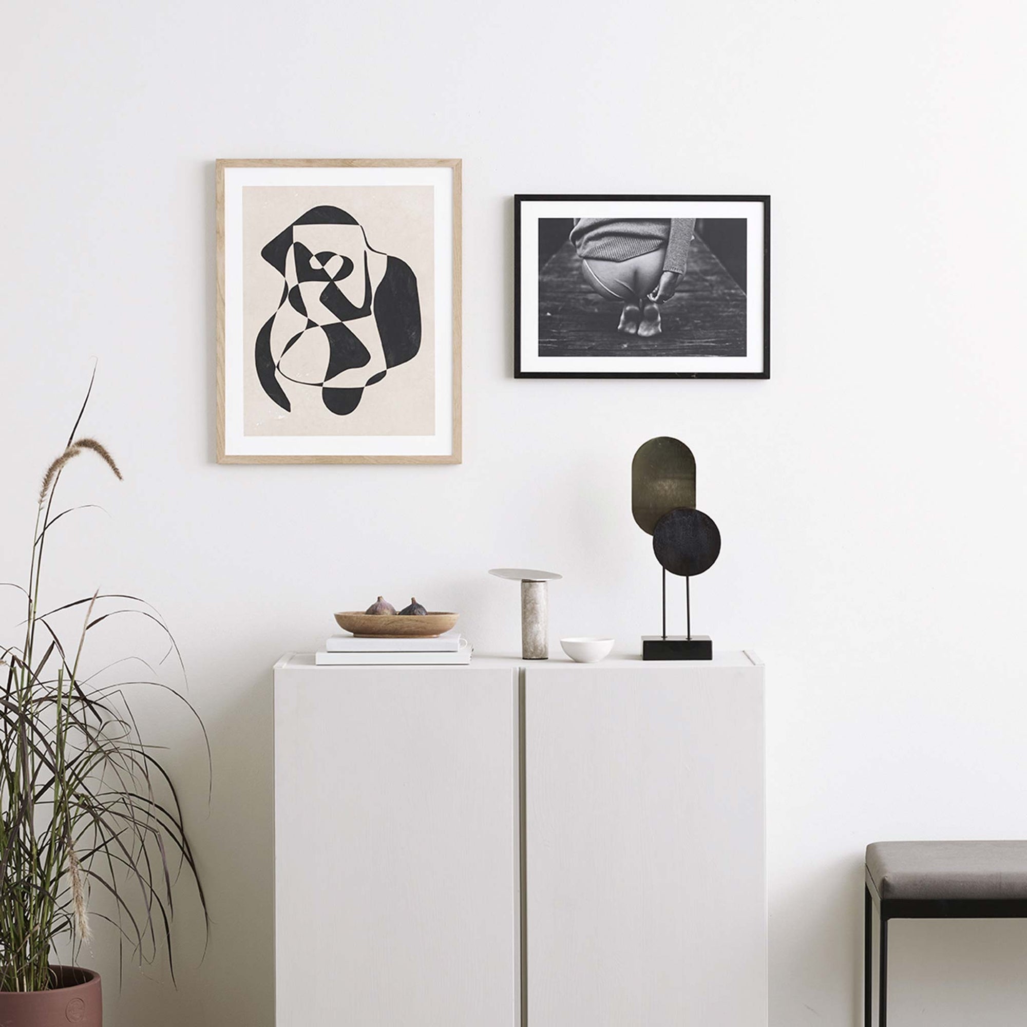 スカンジナビアのクラフトマンシップにインスパイアされた、北欧デザインの美学が息づく天然木製ポスターフレーム。スリムなフォルムがアートや写真をすっきりと引き立てつつ、空間に落ち着きと上質さを添えます。自然な表情が感じられるフレームは、ナチュラルでありながら現代的な雰囲気も演出。金属製ハンガー付きで縦横どちらでも壁掛け可能です。自然素材ならではの豊かな質感とやさしい風合いは、北欧諸国でも広く親しまれ、ミニマルやナチュラルテイストのインテリアに自然に調和します。本商品は低反射アクリル板を使用しており、片面は低反射加工、もう片面は通常アクリルです。お好みでどちらの面も使用可能ですが、通常面もやや暗く見える場合があります。ポスターの色味や鮮明さを重視される方は、低反射タイプでない製品をおすすめします。