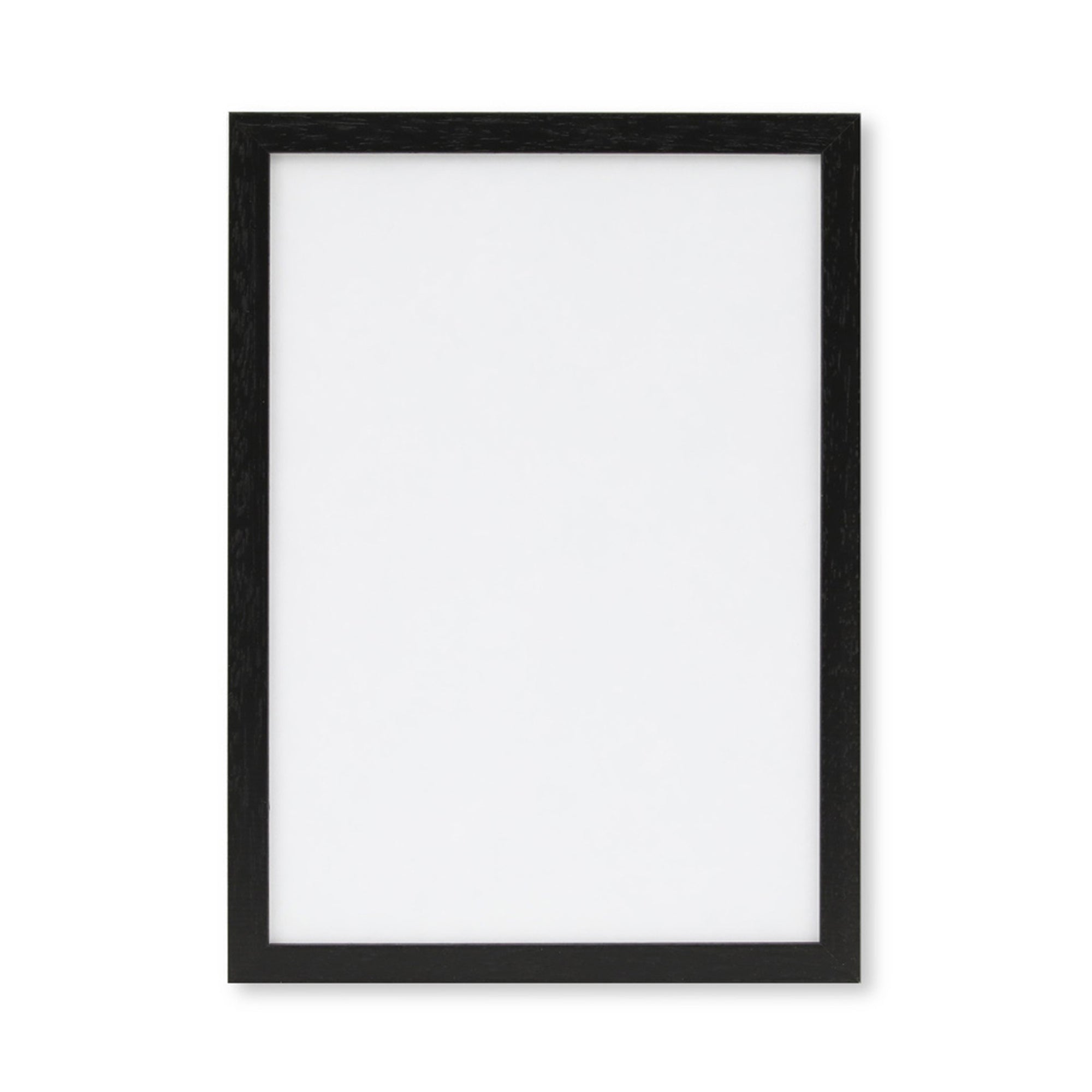 スカンジナビアのクラフトマンシップにインスパイアされた、北欧デザインの美学が息づく天然木製ポスターフレーム。スリムなフォルムがアートや写真をすっきりと引き立てつつ、空間に落ち着きと上質さを添えます。自然な表情が感じられるフレームは、ナチュラルでありながら現代的な雰囲気も演出。金属製ハンガー付きで縦横どちらでも壁掛け可能です。自然素材ならではの豊かな質感とやさしい風合いは、北欧諸国でも広く親しまれ、ミニマルやナチュラルテイストのインテリアに自然に調和します。本商品は低反射アクリル板を使用しており、片面は低反射加工、もう片面は通常アクリルです。お好みでどちらの面も使用可能ですが、通常面もやや暗く見える場合があります。ポスターの色味や鮮明さを重視される方は、低反射タイプでない製品をおすすめします。