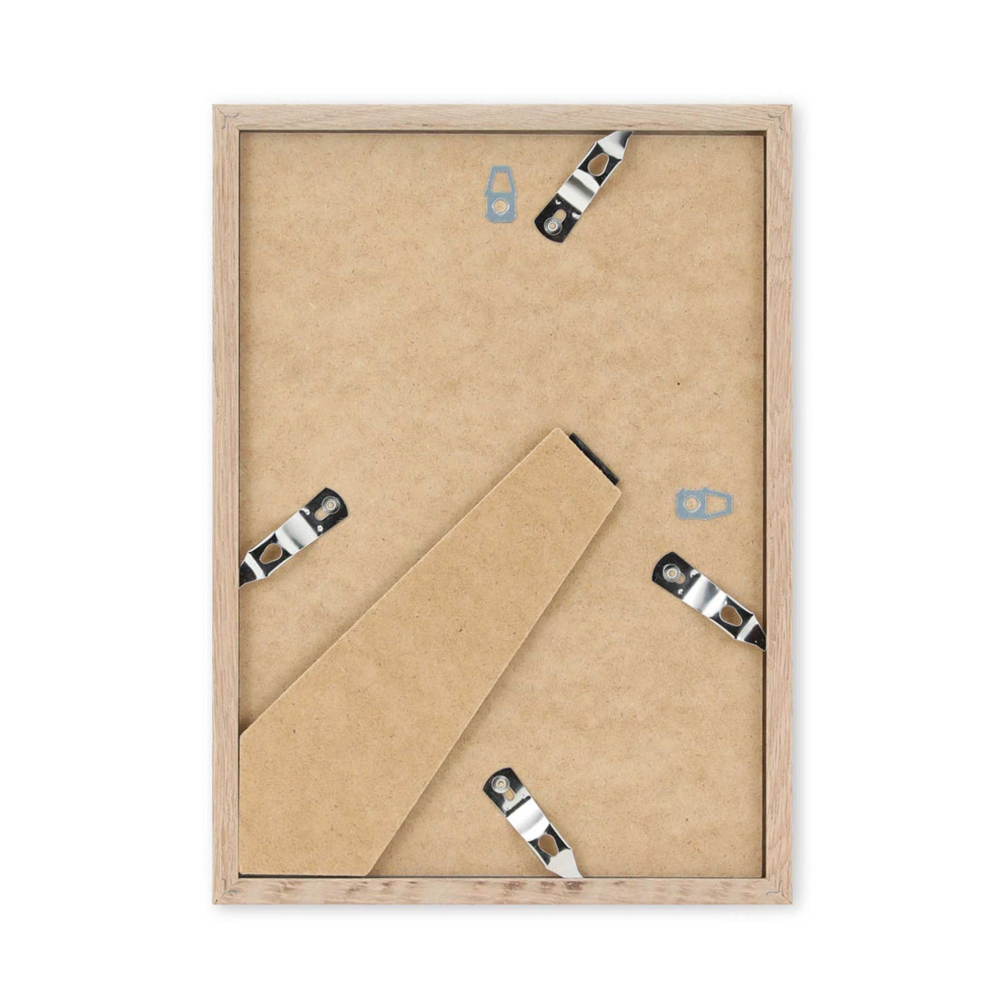 スカンジナビアのクラフトマンシップにインスパイアされた、北欧デザインの美学が息づく天然木製ポスターフレーム。スリムなフォルムがアートや写真をすっきりと引き立てつつ、空間に落ち着きと上質さを添えます。自然な表情が感じられるフレームは、ナチュラルでありながら現代的な雰囲気も演出。金属製ハンガー付きで縦横どちらでも壁掛け可能です。自然素材ならではの豊かな質感とやさしい風合いは、北欧諸国でも広く親しまれ、ミニマルやナチュラルテイストのインテリアに自然に調和します。本商品は低反射アクリル板を使用しており、片面は低反射加工、もう片面は通常アクリルです。お好みでどちらの面も使用可能ですが、通常面もやや暗く見える場合があります。ポスターの色味や鮮明さを重視される方は、低反射タイプでない製品をおすすめします。