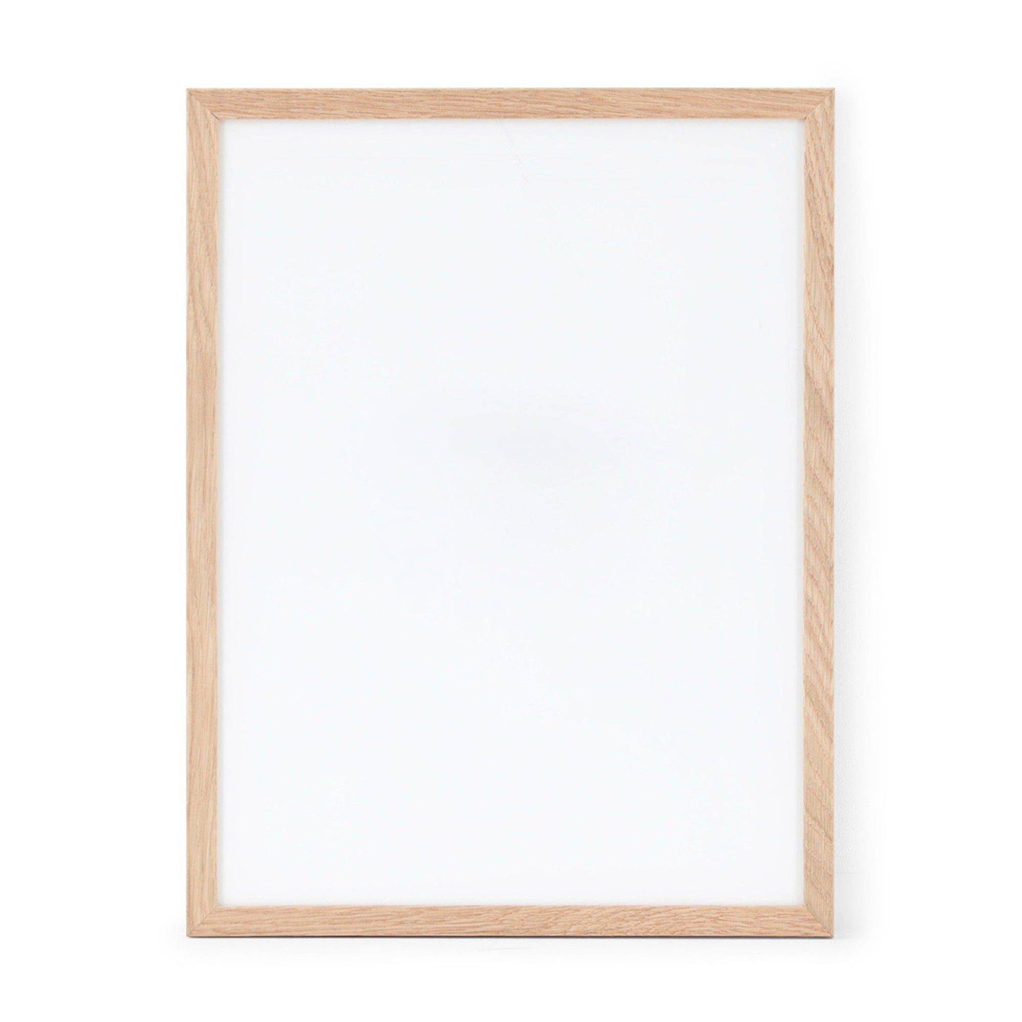 温もりのある天然木と洗練されたデザインが融合した、オーク無垢材の木製ポスターフレーム。シンプルで細身のエッジが効いたフレームは、アートや写真をすっきりと引き立て、北欧風やナチュラルテイストの空間に自然に馴染みます。スカンジナビアスタイルやミニマルデザインを好む方におすすめで、北欧でも定番のインテリアアイテム。天然オーク材は美しい木目と質感、ひとつひとつ異なる表情が魅力です。リビングや玄関、寝室、書斎、店舗など多彩な空間で活躍。壁掛け・立て掛け対応で自由なレイアウトが楽しめます。本商品は低反射アクリル板を使用しており、片面は低反射加工、もう片面は通常アクリルです。お好みでどちらの面も使用可能ですが、通常面もやや暗く見える場合があります。ポスターの色味や鮮明さを重視される方は、低反射タイプでない製品をおすすめします。