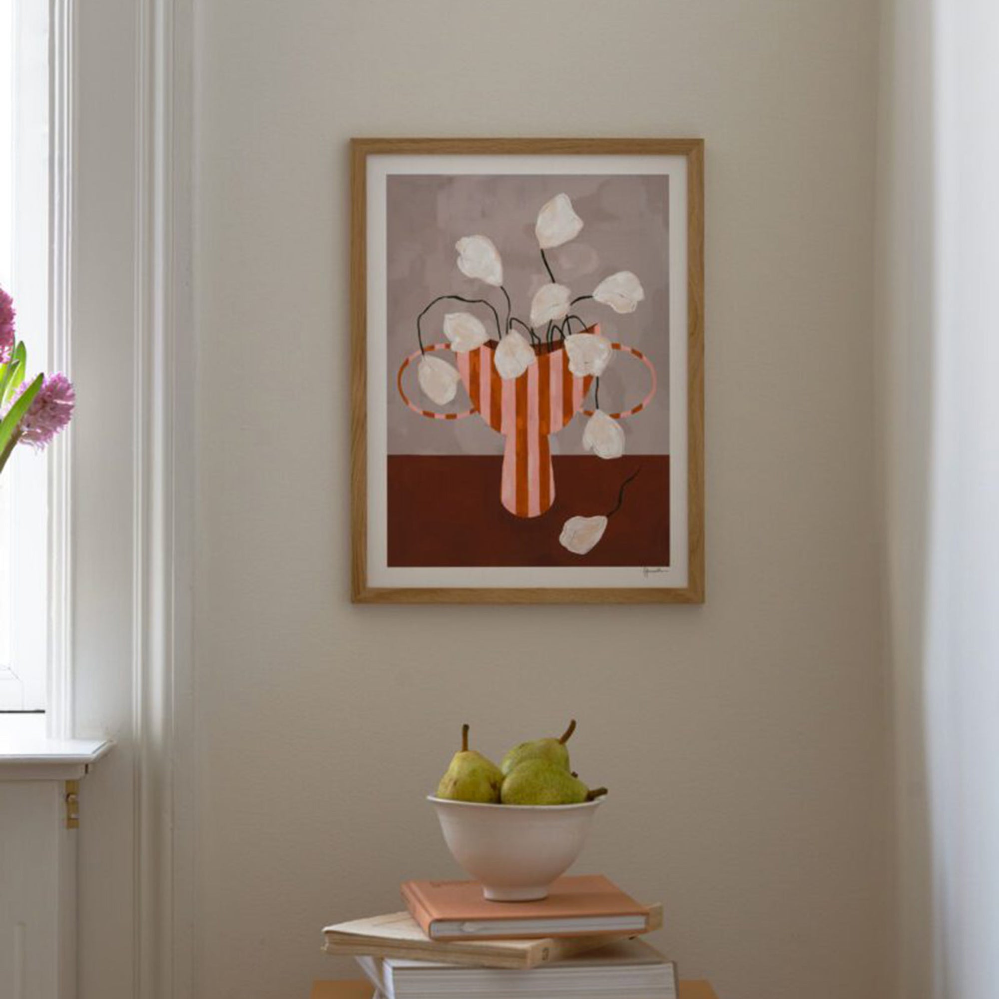 温もりのある天然木と洗練されたデザインが融合した、オーク無垢材の木製ポスターフレーム。シンプルで細身のエッジが効いたフレームは、アートや写真をすっきりと引き立て、北欧風やナチュラルテイストの空間に自然に馴染みます。スカンジナビアスタイルやミニマルデザインを好む方におすすめで、北欧でも定番のインテリアアイテム。天然オーク材は美しい木目と質感、ひとつひとつ異なる表情が魅力です。リビングや玄関、寝室、書斎、店舗など多彩な空間で活躍。壁掛け・立て掛け対応で自由なレイアウトが楽しめます。本商品は低反射アクリル板を使用しており、片面は低反射加工、もう片面は通常アクリルです。お好みでどちらの面も使用可能ですが、通常面もやや暗く見える場合があります。ポスターの色味や鮮明さを重視される方は、低反射タイプでない製品をおすすめします。