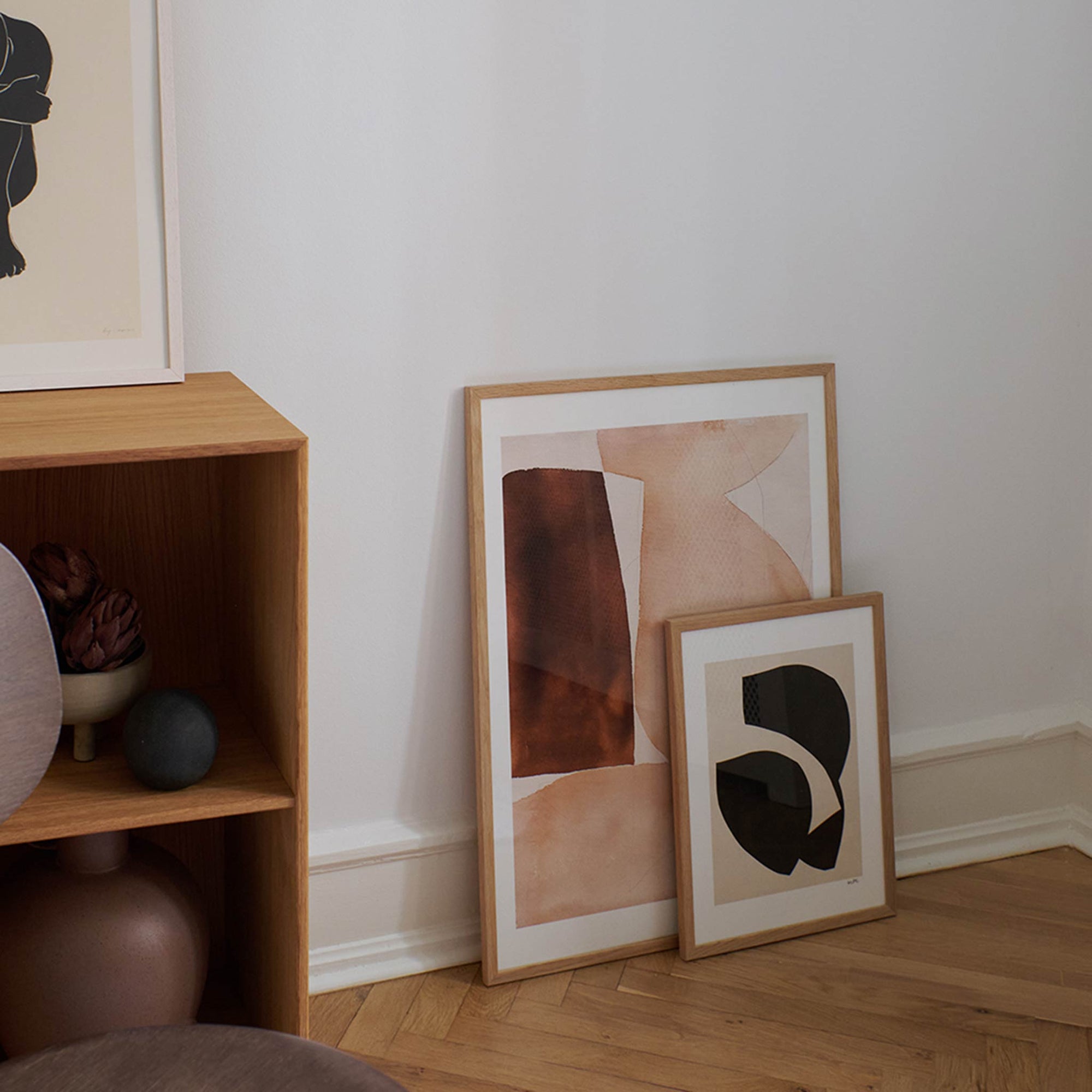 温もりのある天然木と洗練されたデザインが融合した、オーク無垢材の木製ポスターフレーム。シンプルで細身のエッジが効いたフレームは、アートや写真をすっきりと引き立て、北欧風やナチュラルテイストの空間に自然に馴染みます。スカンジナビアスタイルやミニマルデザインを好む方におすすめで、北欧でも定番のインテリアアイテム。天然オーク材は美しい木目と質感、ひとつひとつ異なる表情が魅力です。リビングや玄関、寝室、書斎、店舗など多彩な空間で活躍。壁掛け・立て掛け対応で自由なレイアウトが楽しめます。本商品は低反射アクリル板を使用しており、片面は低反射加工、もう片面は通常アクリルです。お好みでどちらの面も使用可能ですが、通常面もやや暗く見える場合があります。ポスターの色味や鮮明さを重視される方は、低反射タイプでない製品をおすすめします。