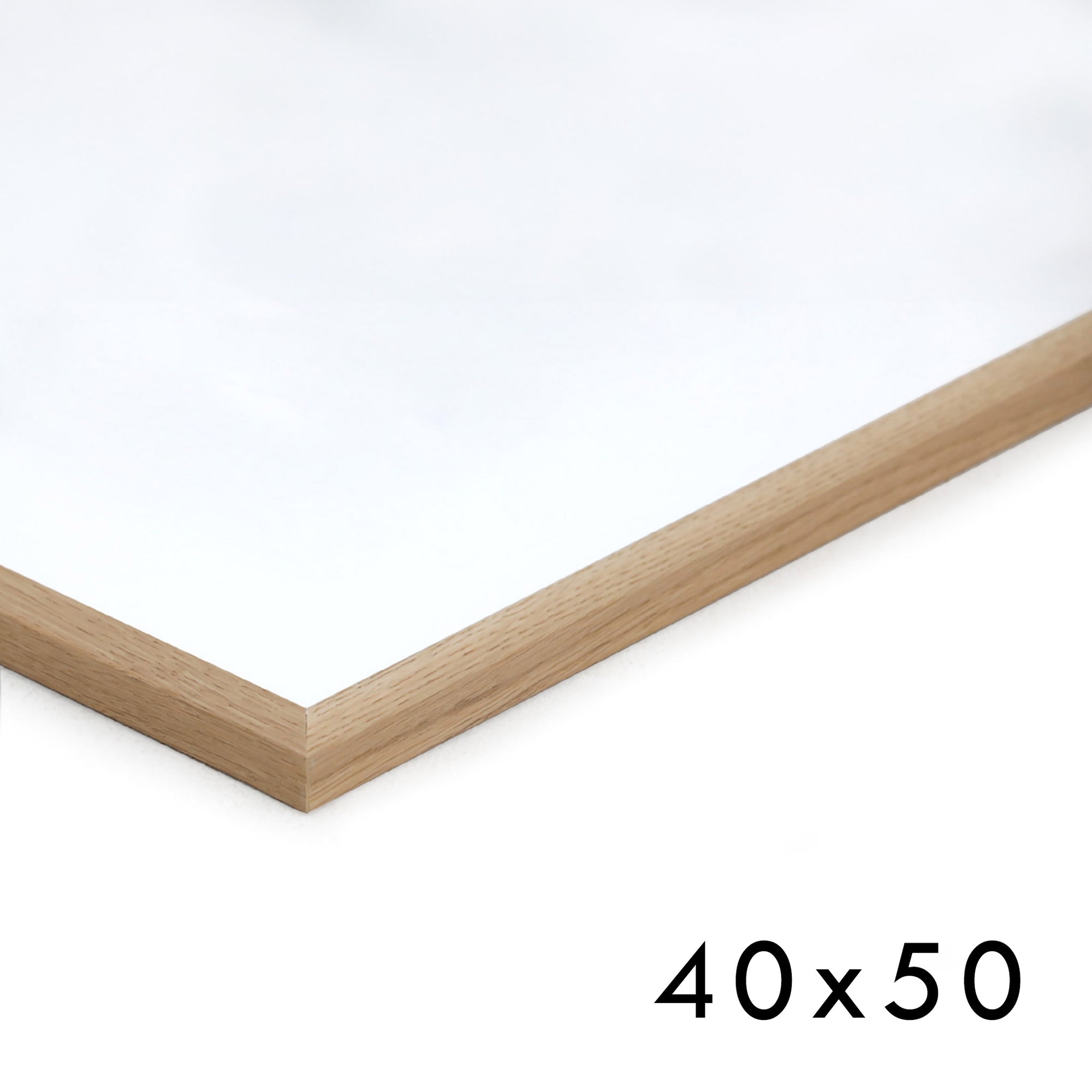 温もりのある天然木と洗練されたデザインが融合した、オーク無垢材の木製ポスターフレーム。シンプルで細身のエッジが効いたフレームは、アートや写真をすっきりと引き立て、北欧風やナチュラルテイストの空間に自然に馴染みます。スカンジナビアスタイルやミニマルデザインを好む方におすすめで、北欧でも定番のインテリアアイテム。天然オーク材は美しい木目と質感、ひとつひとつ異なる表情が魅力です。リビングや玄関、寝室、書斎、店舗など多彩な空間で活躍。壁掛け・立て掛け対応で自由なレイアウトが楽しめます。本商品は低反射アクリル板を使用しており、片面は低反射加工、もう片面は通常アクリルです。お好みでどちらの面も使用可能ですが、通常面もやや暗く見える場合があります。ポスターの色味や鮮明さを重視される方は、低反射タイプでない製品をおすすめします。