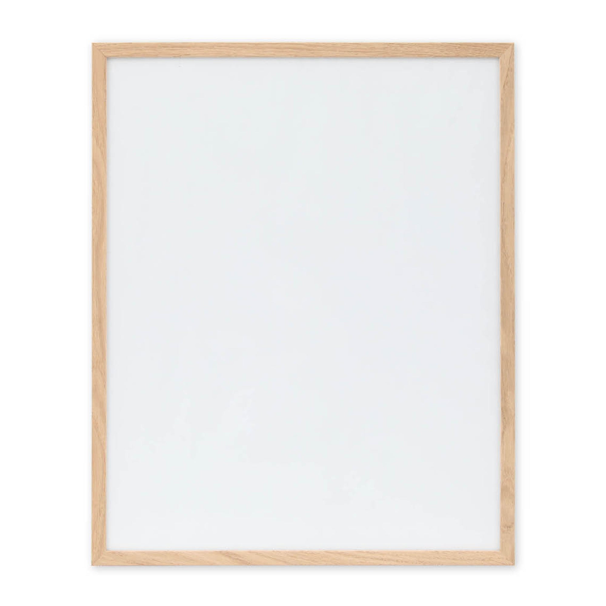 温もりのある天然木と洗練されたデザインが融合した、オーク無垢材の木製ポスターフレーム。シンプルで細身のエッジが効いたフレームは、アートや写真をすっきりと引き立て、北欧風やナチュラルテイストの空間に自然に馴染みます。スカンジナビアスタイルやミニマルデザインを好む方におすすめで、北欧でも定番のインテリアアイテム。天然オーク材は美しい木目と質感、ひとつひとつ異なる表情が魅力です。リビングや玄関、寝室、書斎、店舗など多彩な空間で活躍。壁掛け・立て掛け対応で自由なレイアウトが楽しめます。本商品は低反射アクリル板を使用しており、片面は低反射加工、もう片面は通常アクリルです。お好みでどちらの面も使用可能ですが、通常面もやや暗く見える場合があります。ポスターの色味や鮮明さを重視される方は、低反射タイプでない製品をおすすめします。