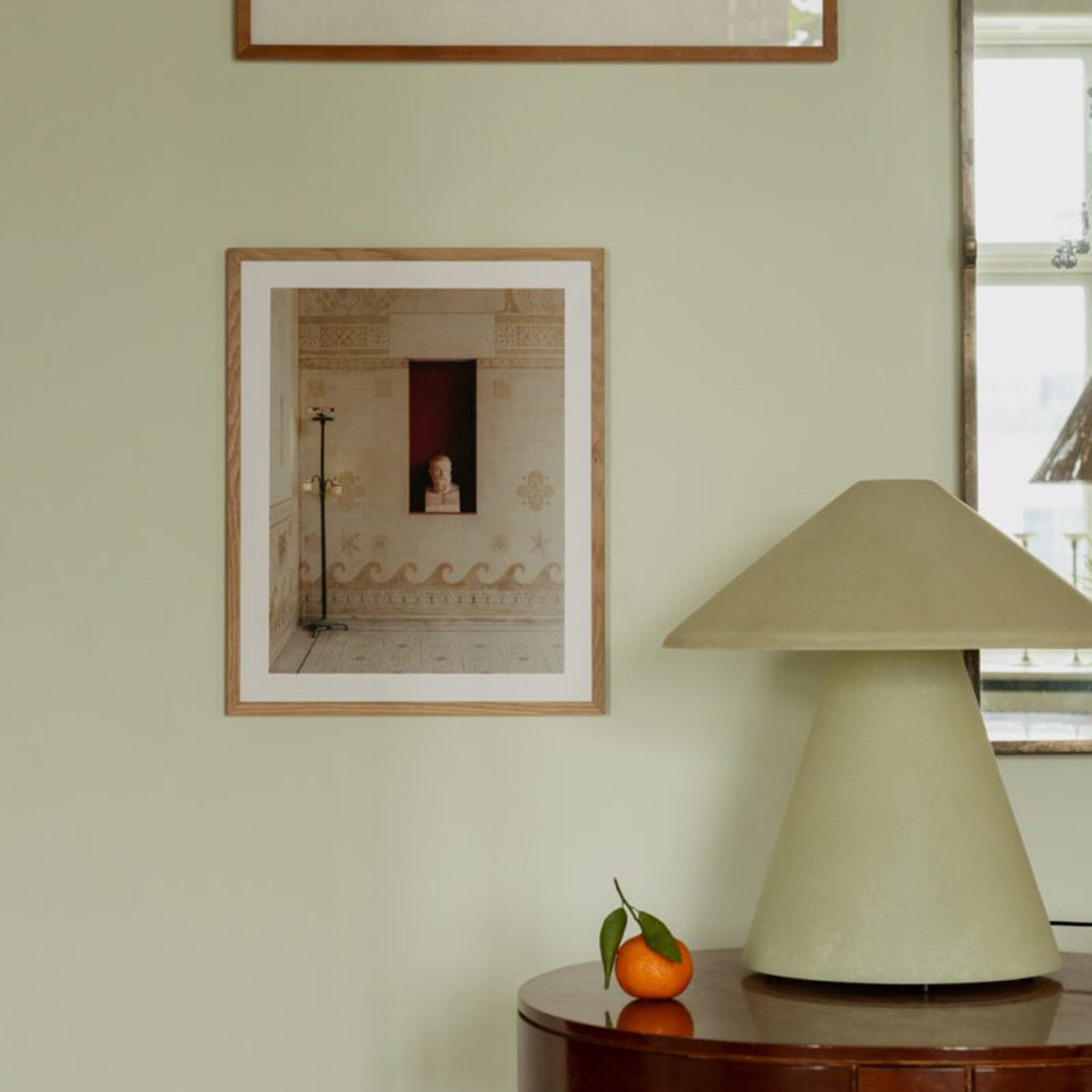 温もりのある天然木と洗練されたデザインが融合した、オーク無垢材の木製ポスターフレーム。シンプルで細身のエッジが効いたフレームは、アートや写真をすっきりと引き立て、北欧風やナチュラルテイストの空間に自然に馴染みます。スカンジナビアスタイルやミニマルデザインを好む方におすすめで、北欧でも定番のインテリアアイテム。天然オーク材は美しい木目と質感、ひとつひとつ異なる表情が魅力です。リビングや玄関、寝室、書斎、店舗など多彩な空間で活躍。壁掛け・立て掛け対応で自由なレイアウトが楽しめます。本商品は低反射アクリル板を使用しており、片面は低反射加工、もう片面は通常アクリルです。お好みでどちらの面も使用可能ですが、通常面もやや暗く見える場合があります。ポスターの色味や鮮明さを重視される方は、低反射タイプでない製品をおすすめします。