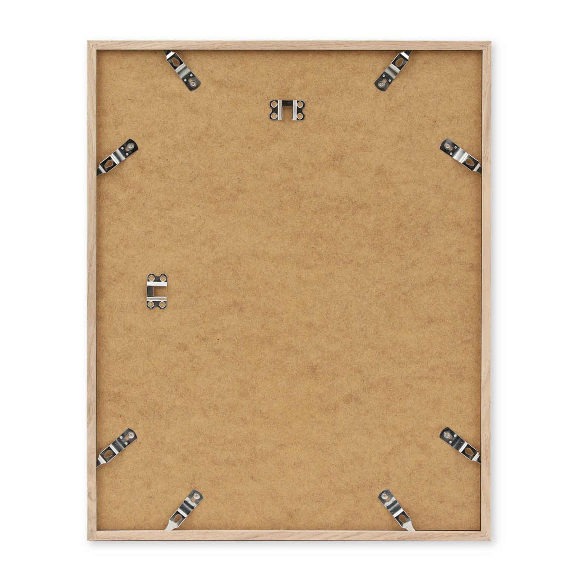 温もりのある天然木と洗練されたデザインが融合した、オーク無垢材の木製ポスターフレーム。シンプルで細身のエッジが効いたフレームは、アートや写真をすっきりと引き立て、北欧風やナチュラルテイストの空間に自然に馴染みます。スカンジナビアスタイルやミニマルデザインを好む方におすすめで、北欧でも定番のインテリアアイテム。天然オーク材は美しい木目と質感、ひとつひとつ異なる表情が魅力です。リビングや玄関、寝室、書斎、店舗など多彩な空間で活躍。壁掛け・立て掛け対応で自由なレイアウトが楽しめます。本商品は低反射アクリル板を使用しており、片面は低反射加工、もう片面は通常アクリルです。お好みでどちらの面も使用可能ですが、通常面もやや暗く見える場合があります。ポスターの色味や鮮明さを重視される方は、低反射タイプでない製品をおすすめします。