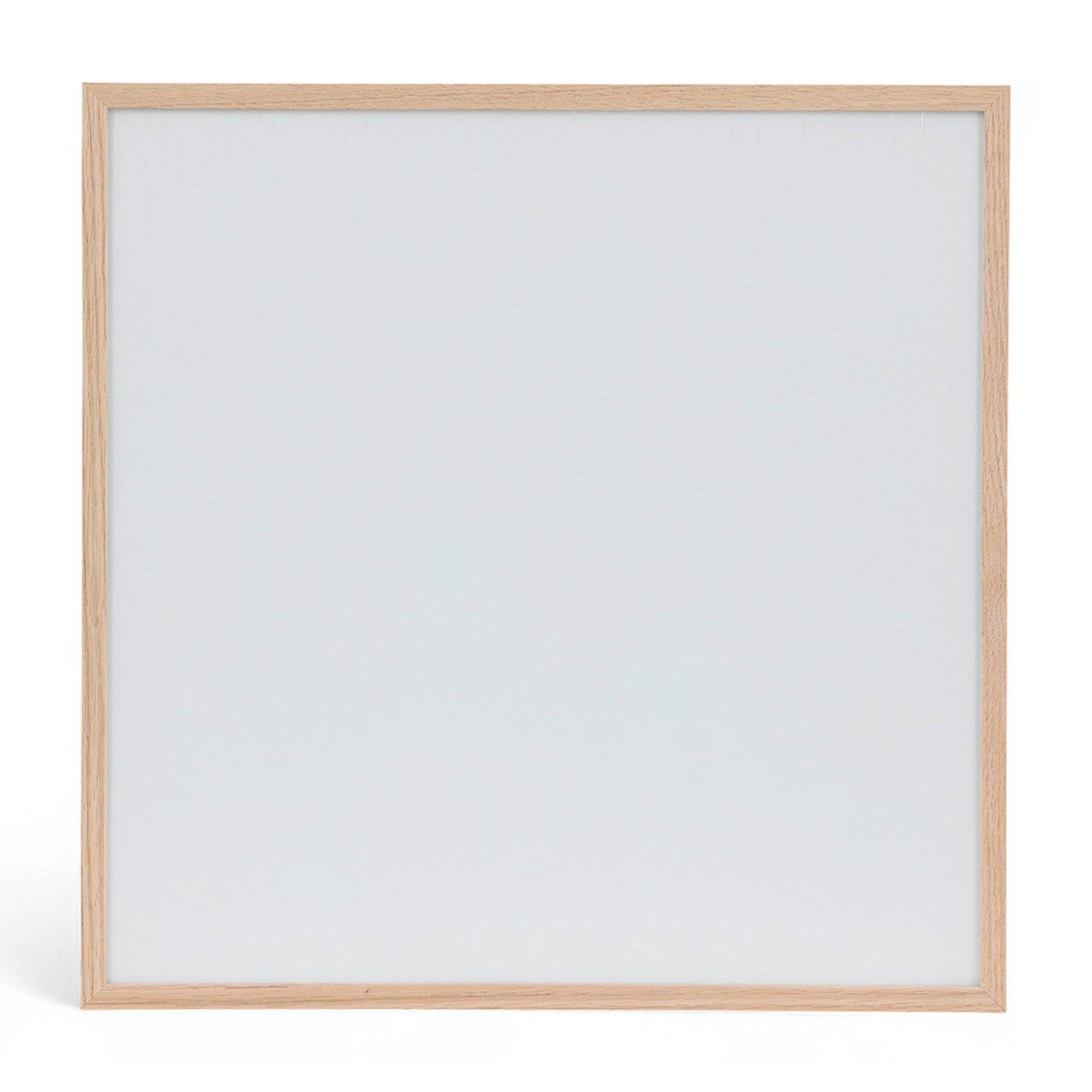 温もりのある天然木と洗練されたデザインが融合した、オーク無垢材の木製ポスターフレーム。シンプルで細身のエッジが効いたフレームは、アートや写真をすっきりと引き立て、北欧風やナチュラルテイストの空間に自然に馴染みます。スカンジナビアスタイルやミニマルデザインを好む方におすすめで、北欧でも定番のインテリアアイテム。天然オーク材は美しい木目と質感、ひとつひとつ異なる表情が魅力です。リビングや玄関、寝室、書斎、店舗など多彩な空間で活躍。壁掛け・立て掛け対応で自由なレイアウトが楽しめます。本商品は低反射アクリル板を使用しており、片面は低反射加工、もう片面は通常アクリルです。お好みでどちらの面も使用可能ですが、通常面もやや暗く見える場合があります。ポスターの色味や鮮明さを重視される方は、低反射タイプでない製品をおすすめします。