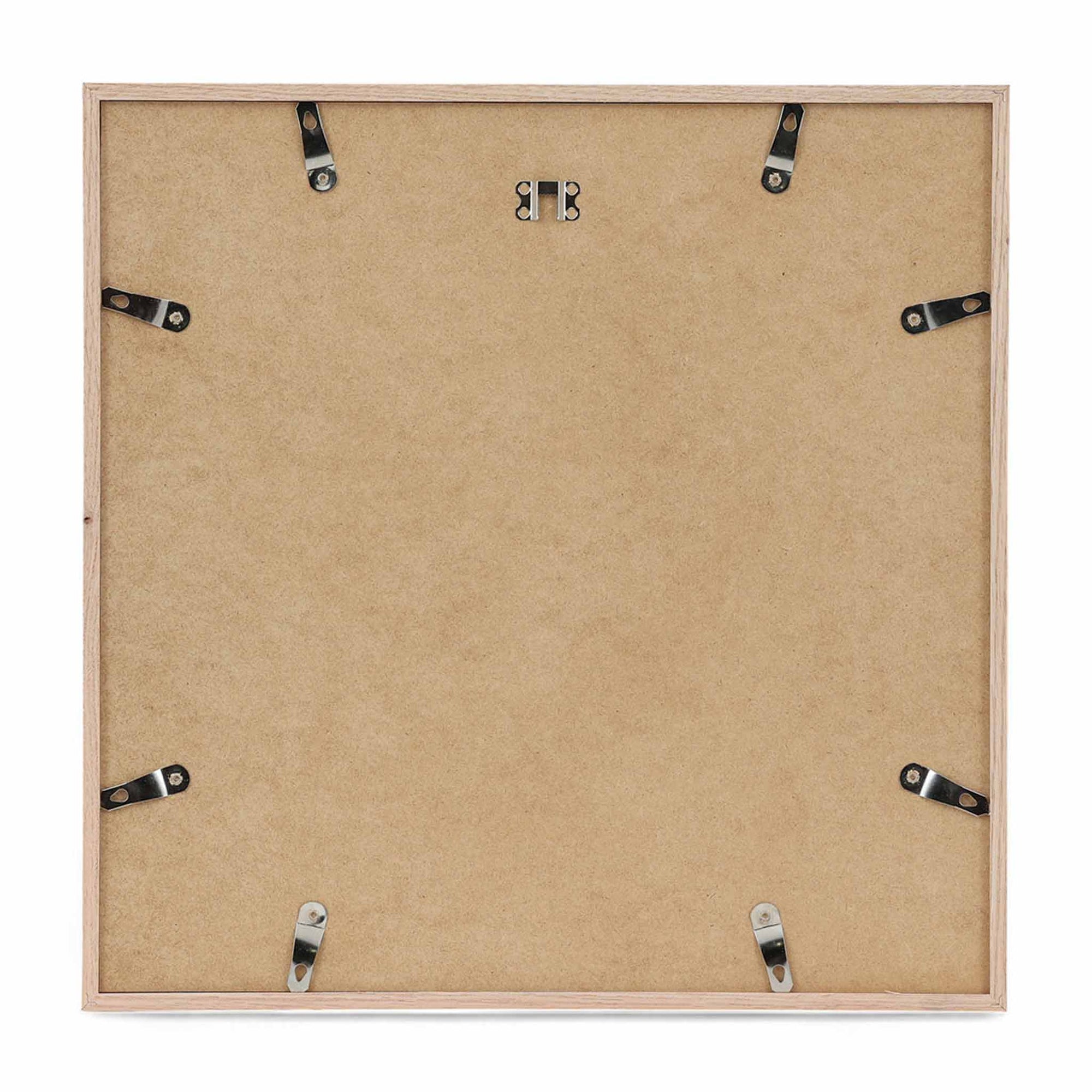 温もりのある天然木と洗練されたデザインが融合した、オーク無垢材の木製ポスターフレーム。シンプルで細身のエッジが効いたフレームは、アートや写真をすっきりと引き立て、北欧風やナチュラルテイストの空間に自然に馴染みます。スカンジナビアスタイルやミニマルデザインを好む方におすすめで、北欧でも定番のインテリアアイテム。天然オーク材は美しい木目と質感、ひとつひとつ異なる表情が魅力です。リビングや玄関、寝室、書斎、店舗など多彩な空間で活躍。壁掛け・立て掛け対応で自由なレイアウトが楽しめます。本商品は低反射アクリル板を使用しており、片面は低反射加工、もう片面は通常アクリルです。お好みでどちらの面も使用可能ですが、通常面もやや暗く見える場合があります。ポスターの色味や鮮明さを重視される方は、低反射タイプでない製品をおすすめします。