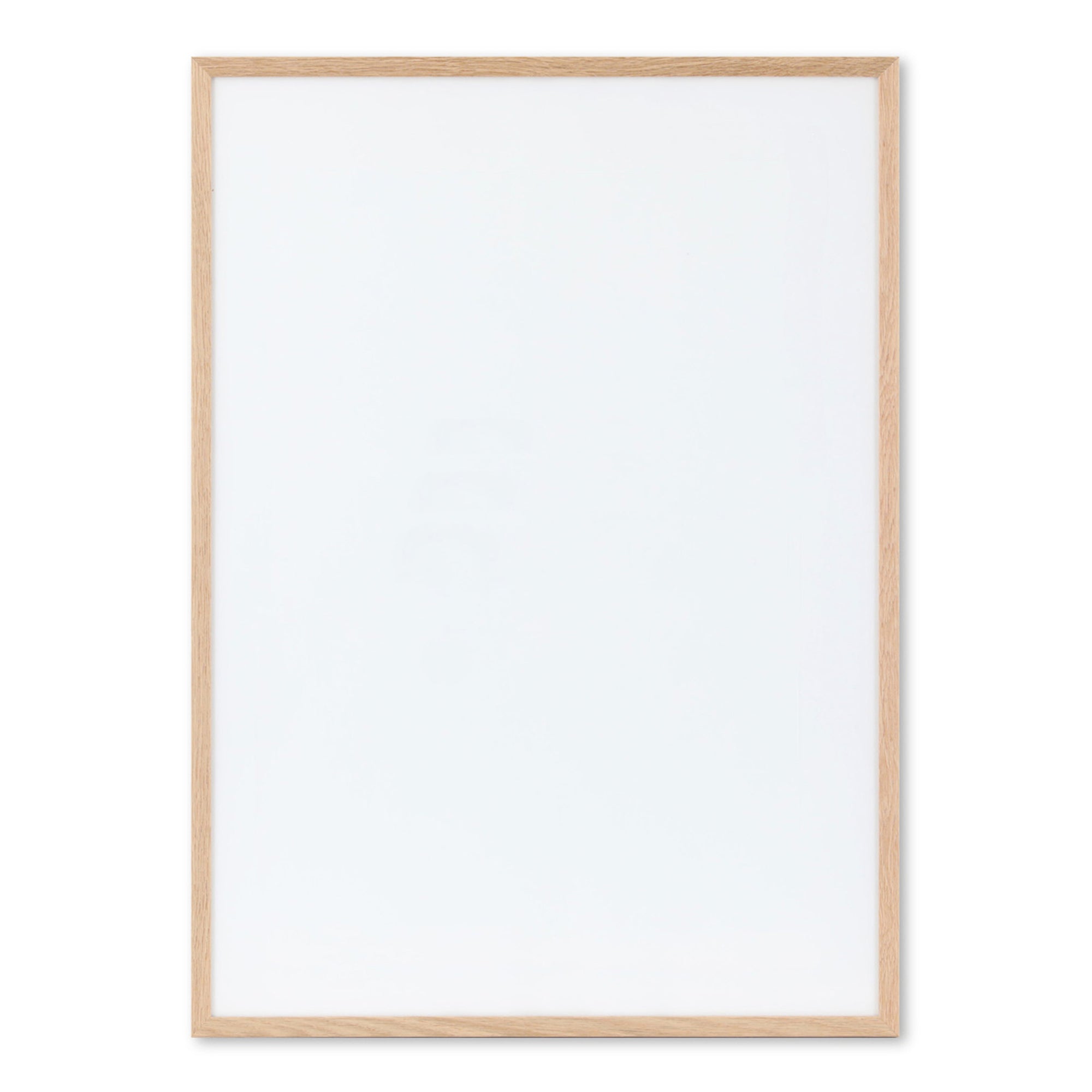 温もりのある天然木と洗練されたデザインが融合した、オーク無垢材の木製ポスターフレーム。シンプルで細身のエッジが効いたフレームは、アートや写真をすっきりと引き立て、北欧風やナチュラルテイストの空間に自然に馴染みます。スカンジナビアスタイルやミニマルデザインを好む方におすすめで、北欧でも定番のインテリアアイテム。天然オーク材は美しい木目と質感、ひとつひとつ異なる表情が魅力です。リビングや玄関、寝室、書斎、店舗など多彩な空間で活躍。壁掛け・立て掛け対応で自由なレイアウトが楽しめます。本商品は低反射アクリル板を使用しており、片面は低反射加工、もう片面は通常アクリルです。お好みでどちらの面も使用可能ですが、通常面もやや暗く見える場合があります。ポスターの色味や鮮明さを重視される方は、低反射タイプでない製品をおすすめします。