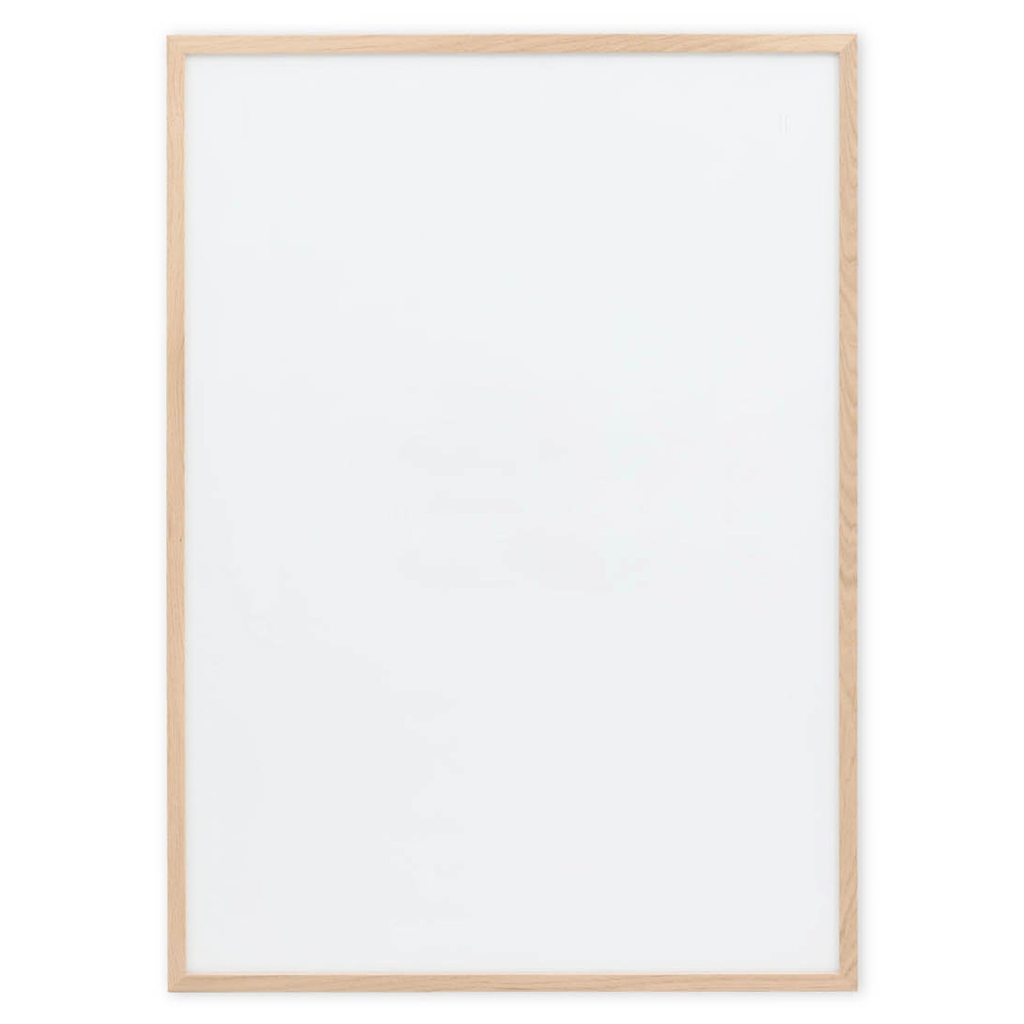 温もりのある天然木と洗練されたデザインが融合した、オーク無垢材の木製ポスターフレーム。シンプルで細身のエッジが効いたフレームは、アートや写真をすっきりと引き立て、北欧風やナチュラルテイストの空間に自然に馴染みます。スカンジナビアスタイルやミニマルデザインを好む方におすすめで、北欧でも定番のインテリアアイテム。天然オーク材は美しい木目と質感、ひとつひとつ異なる表情が魅力です。リビングや玄関、寝室、書斎、店舗など多彩な空間で活躍。壁掛け・立て掛け対応で自由なレイアウトが楽しめます。本商品は低反射アクリル板を使用しており、片面は低反射加工、もう片面は通常アクリルです。お好みでどちらの面も使用可能ですが、通常面もやや暗く見える場合があります。ポスターの色味や鮮明さを重視される方は、低反射タイプでない製品をおすすめします。