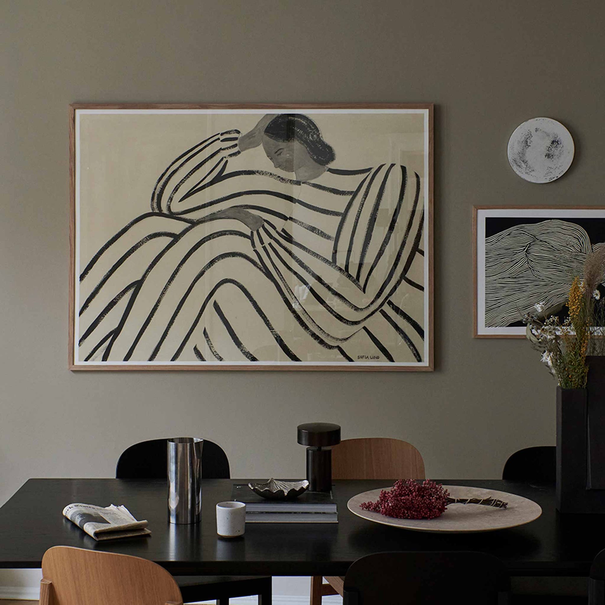 温もりのある天然木と洗練されたデザインが融合した、オーク無垢材の木製ポスターフレーム。シンプルで細身のエッジが効いたフレームは、アートや写真をすっきりと引き立て、北欧風やナチュラルテイストの空間に自然に馴染みます。スカンジナビアスタイルやミニマルデザインを好む方におすすめで、北欧でも定番のインテリアアイテム。天然オーク材は美しい木目と質感、ひとつひとつ異なる表情が魅力です。リビングや玄関、寝室、書斎、店舗など多彩な空間で活躍。壁掛け・立て掛け対応で自由なレイアウトが楽しめます。本商品は低反射アクリル板を使用しており、片面は低反射加工、もう片面は通常アクリルです。お好みでどちらの面も使用可能ですが、通常面もやや暗く見える場合があります。ポスターの色味や鮮明さを重視される方は、低反射タイプでない製品をおすすめします。