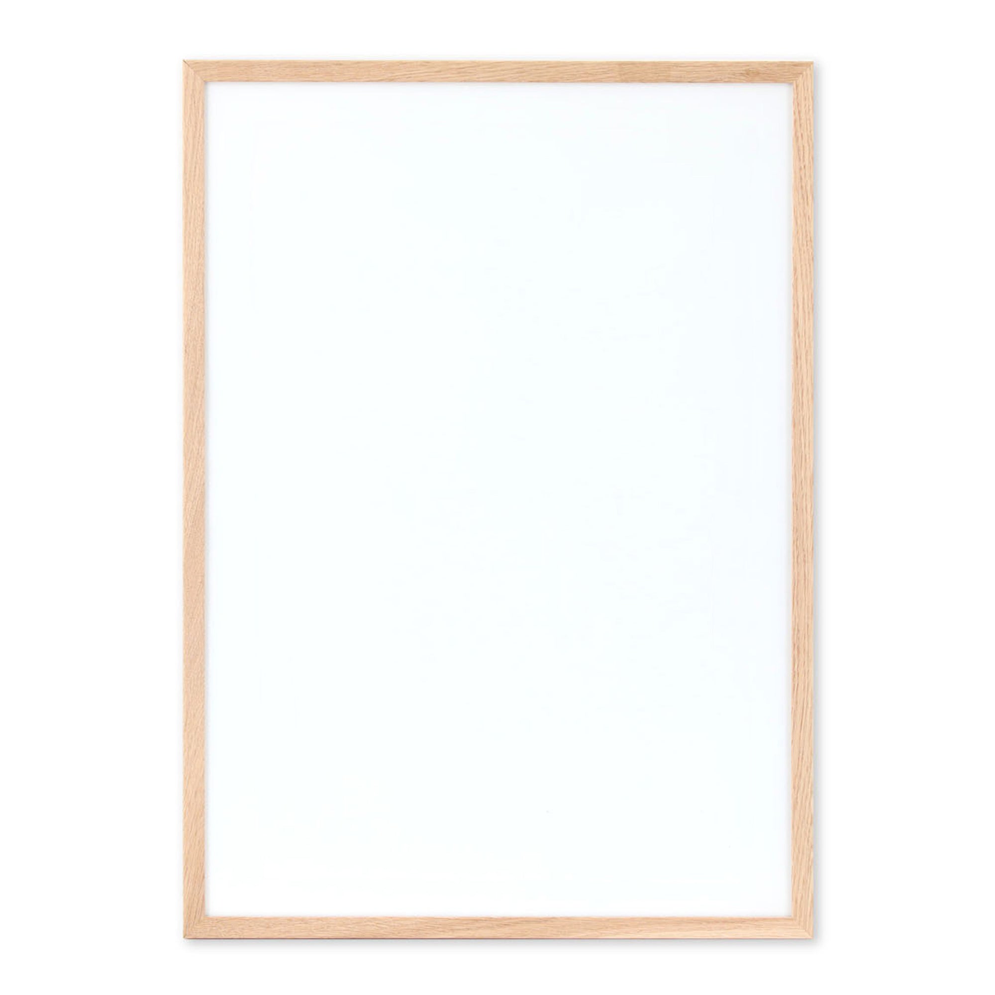 温もりのある天然木と洗練されたデザインが融合した、オーク無垢材の木製ポスターフレーム。シンプルで細身のエッジが効いたフレームは、アートや写真をすっきりと引き立て、北欧風やナチュラルテイストの空間に自然に馴染みます。スカンジナビアスタイルやミニマルデザインを好む方におすすめで、北欧でも定番のインテリアアイテム。天然オーク材は美しい木目と質感、ひとつひとつ異なる表情が魅力です。リビングや玄関、寝室、書斎、店舗など多彩な空間で活躍。壁掛け・立て掛け対応で自由なレイアウトが楽しめます。本商品は低反射アクリル板を使用しており、片面は低反射加工、もう片面は通常アクリルです。お好みでどちらの面も使用可能ですが、通常面もやや暗く見える場合があります。ポスターの色味や鮮明さを重視される方は、低反射タイプでない製品をおすすめします。
