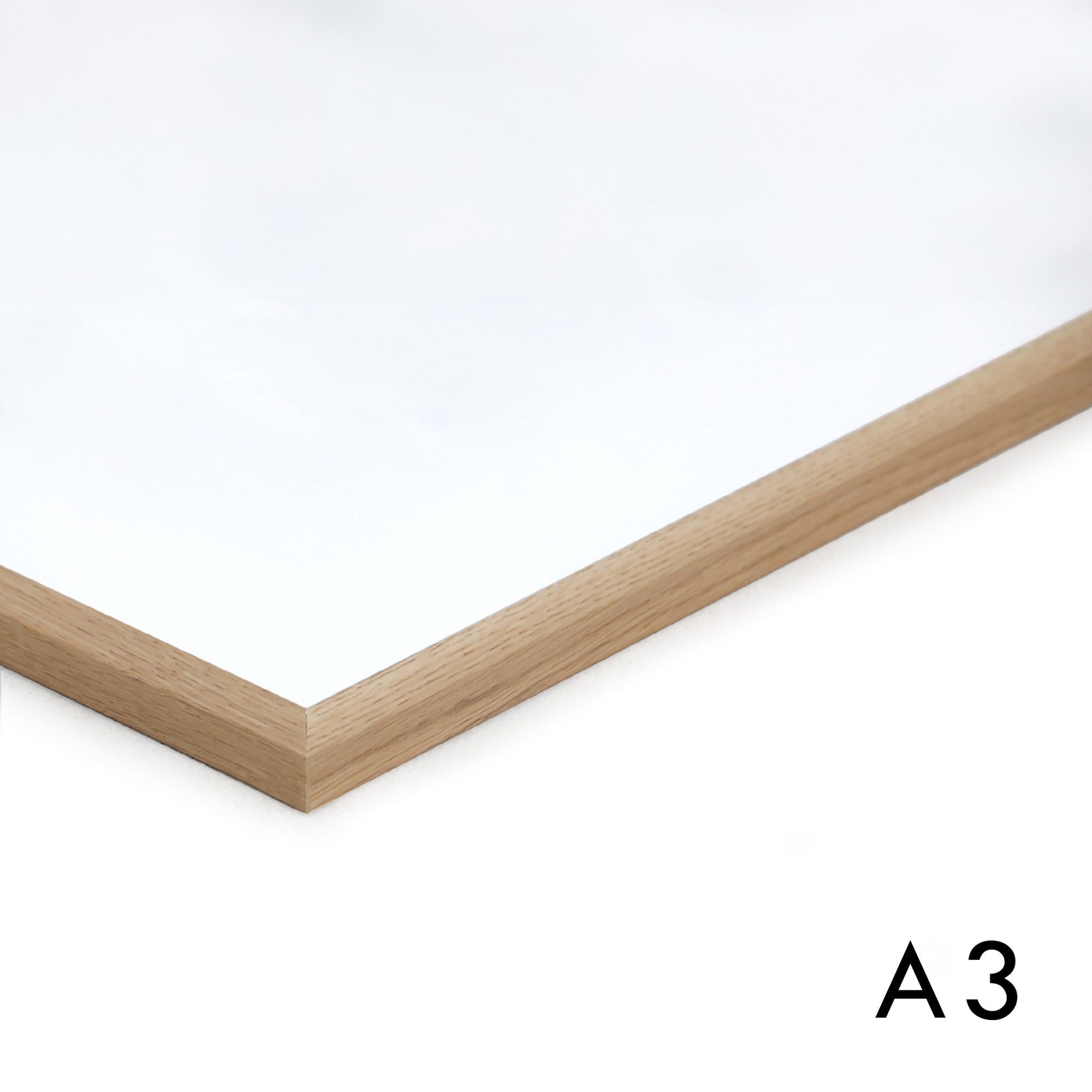 温もりのある天然木と洗練されたデザインが融合した、オーク無垢材の木製ポスターフレーム。シンプルで細身のエッジが効いたフレームは、アートや写真をすっきりと引き立て、北欧風やナチュラルテイストの空間に自然に馴染みます。スカンジナビアスタイルやミニマルデザインを好む方におすすめで、北欧でも定番のインテリアアイテム。天然オーク材は美しい木目と質感、ひとつひとつ異なる表情が魅力です。リビングや玄関、寝室、書斎、店舗など多彩な空間で活躍。壁掛け・立て掛け対応で自由なレイアウトが楽しめます。本商品は低反射アクリル板を使用しており、片面は低反射加工、もう片面は通常アクリルです。お好みでどちらの面も使用可能ですが、通常面もやや暗く見える場合があります。ポスターの色味や鮮明さを重視される方は、低反射タイプでない製品をおすすめします。