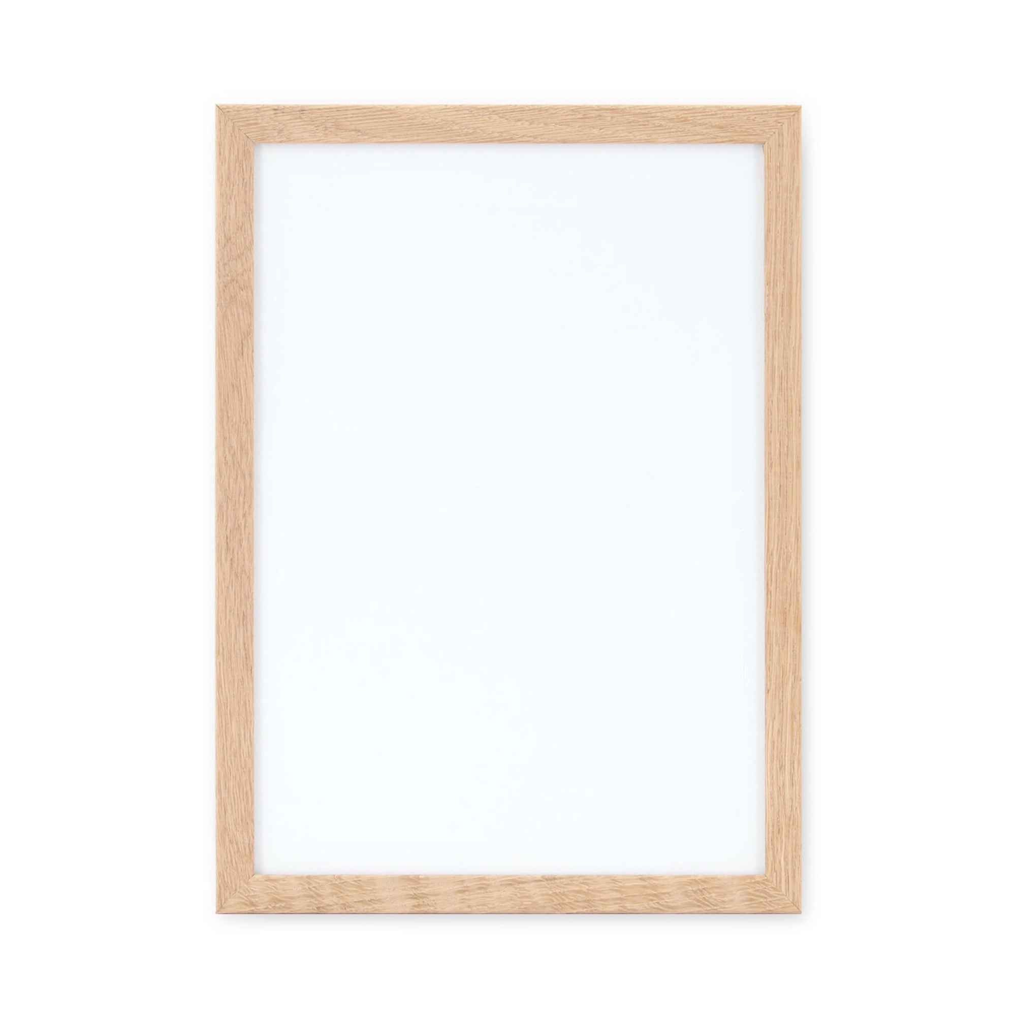 温もりのある天然木と洗練されたデザインが融合した、オーク無垢材の木製ポスターフレーム。シンプルで細身のエッジが効いたフレームは、アートや写真をすっきりと引き立て、北欧風やナチュラルテイストの空間に自然に馴染みます。スカンジナビアスタイルやミニマルデザインを好む方におすすめで、北欧でも定番のインテリアアイテム。天然オーク材は美しい木目と質感、ひとつひとつ異なる表情が魅力です。リビングや玄関、寝室、書斎、店舗など多彩な空間で活躍。壁掛け・立て掛け対応で自由なレイアウトが楽しめます。本商品は低反射アクリル板を使用しており、片面は低反射加工、もう片面は通常アクリルです。お好みでどちらの面も使用可能ですが、通常面もやや暗く見える場合があります。ポスターの色味や鮮明さを重視される方は、低反射タイプでない製品をおすすめします。