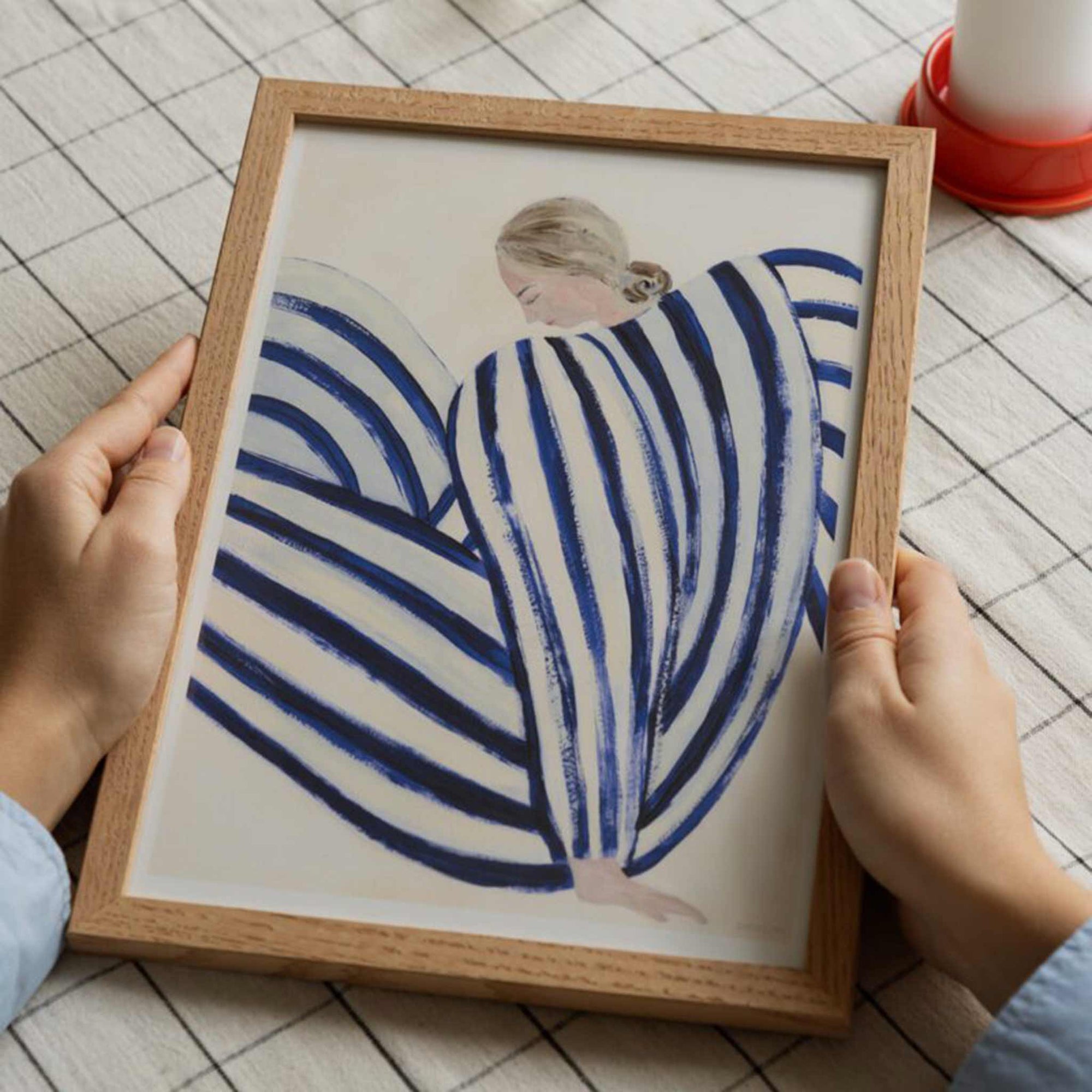 温もりのある天然木と洗練されたデザインが融合した、オーク無垢材の木製ポスターフレーム。シンプルで細身のエッジが効いたフレームは、アートや写真をすっきりと引き立て、北欧風やナチュラルテイストの空間に自然に馴染みます。スカンジナビアスタイルやミニマルデザインを好む方におすすめで、北欧でも定番のインテリアアイテム。天然オーク材は美しい木目と質感、ひとつひとつ異なる表情が魅力です。リビングや玄関、寝室、書斎、店舗など多彩な空間で活躍。壁掛け・立て掛け対応で自由なレイアウトが楽しめます。本商品は低反射アクリル板を使用しており、片面は低反射加工、もう片面は通常アクリルです。お好みでどちらの面も使用可能ですが、通常面もやや暗く見える場合があります。ポスターの色味や鮮明さを重視される方は、低反射タイプでない製品をおすすめします。