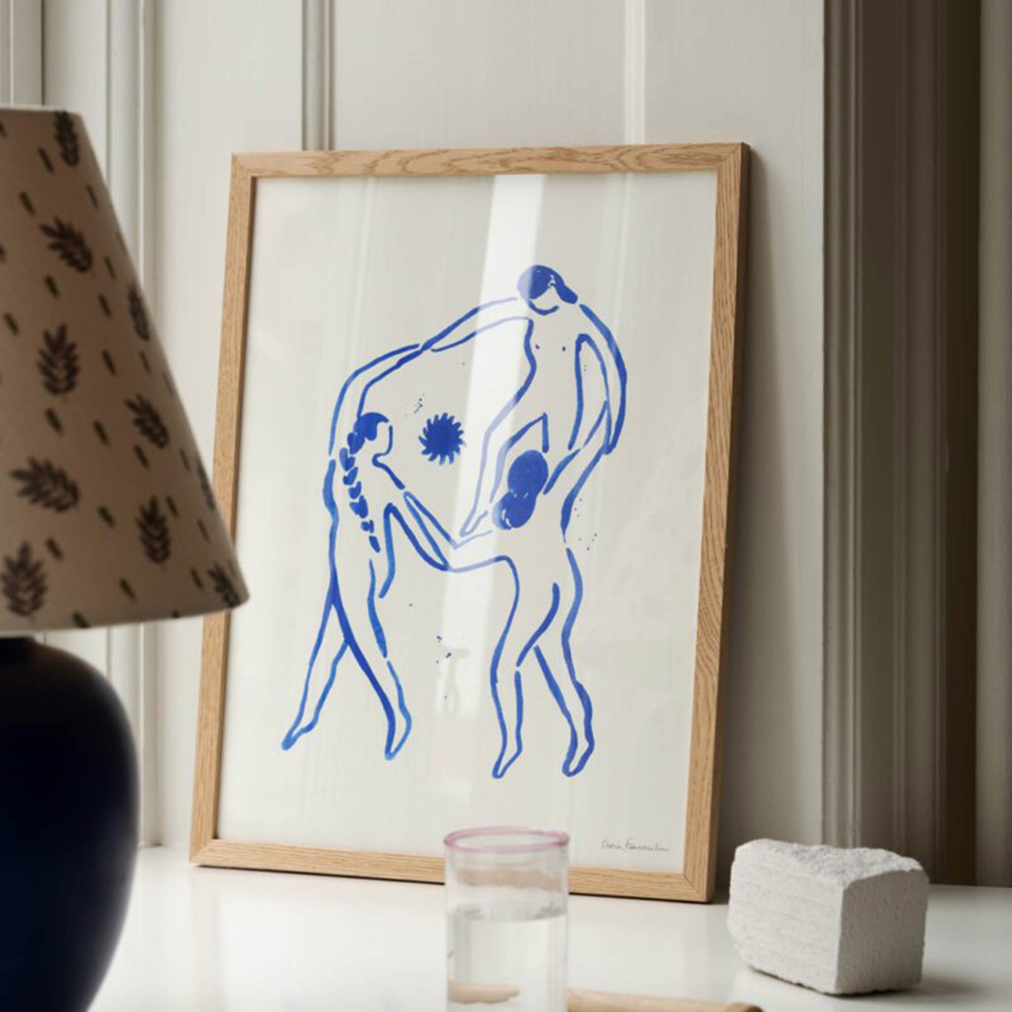 温もりのある天然木と洗練されたデザインが融合した、オーク無垢材の木製ポスターフレーム。シンプルで細身のエッジが効いたフレームは、アートや写真をすっきりと引き立て、北欧風やナチュラルテイストの空間に自然に馴染みます。スカンジナビアスタイルやミニマルデザインを好む方におすすめで、北欧でも定番のインテリアアイテム。天然オーク材は美しい木目と質感、ひとつひとつ異なる表情が魅力です。リビングや玄関、寝室、書斎、店舗など多彩な空間で活躍。壁掛け・立て掛け対応で自由なレイアウトが楽しめます。本商品は低反射アクリル板を使用しており、片面は低反射加工、もう片面は通常アクリルです。お好みでどちらの面も使用可能ですが、通常面もやや暗く見える場合があります。ポスターの色味や鮮明さを重視される方は、低反射タイプでない製品をおすすめします。