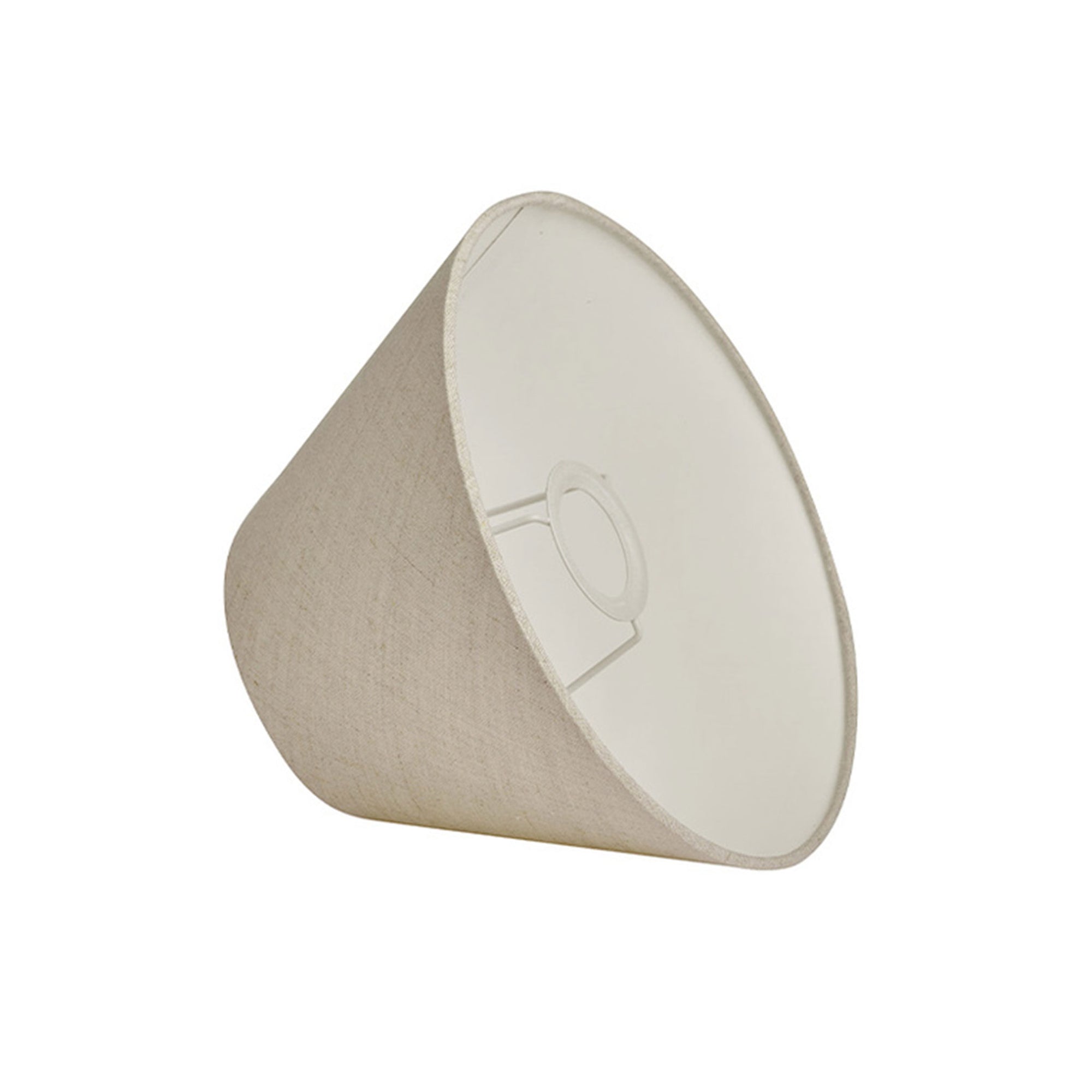 Watt & Veke（ワット・アンド・ヴェケ）は1998年に設立されたスウェーデンの照明ブランドです。「ただの明かり以上のものを届けたい」という明確なビジョンのもと、20年以上にわたり、光によって空間に特別な雰囲気を生み出すことを追求しています。製品はシンプルな北欧デザインに世界各地からのインスピレーションを融合させ、機能性と美しさの両立を目指しています。クラシックなスタイルからトレンドを取り入れた個性的なデザインまで、ユーザーの個性を映し出す照明を展開。Watt & Vekeの照明は、あなたの暮らしを明るく彩り、日常に魔法のような輝きをもたらします。