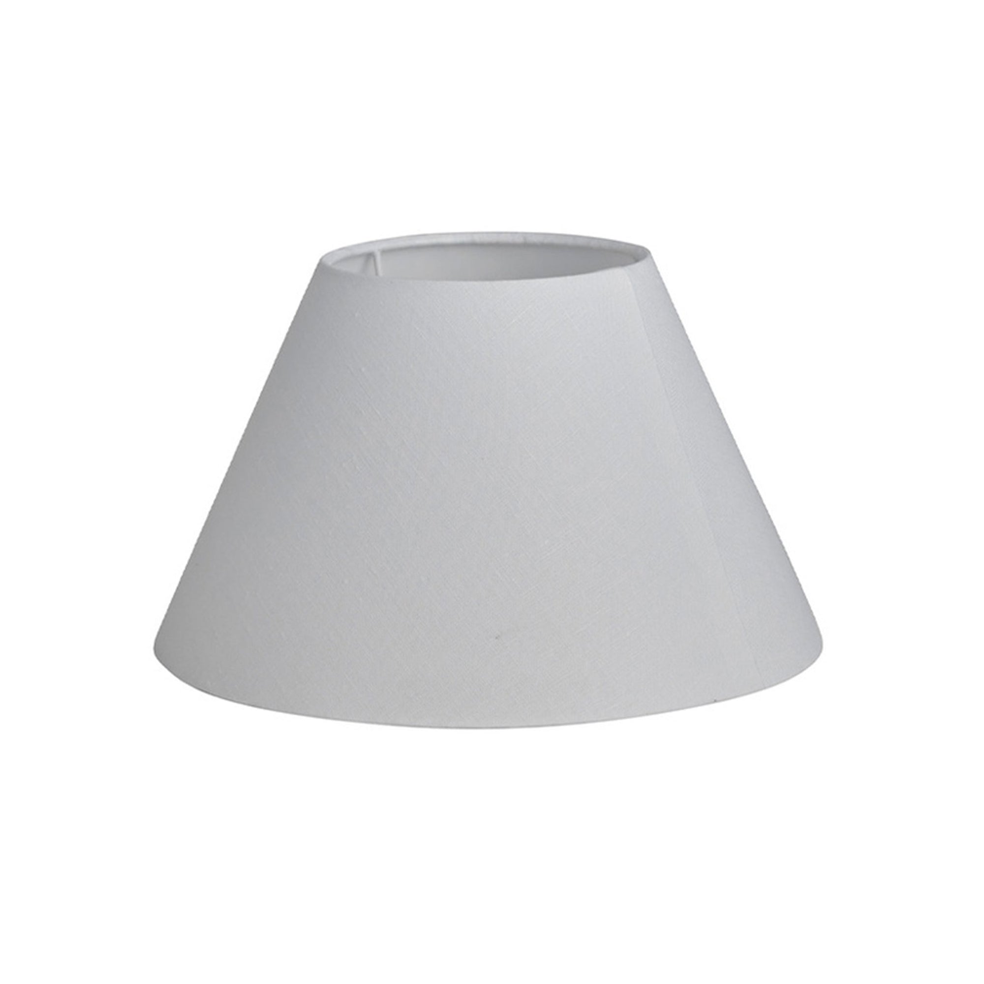 Watt & Veke（ワット・アンド・ヴェケ）は1998年に設立されたスウェーデンの照明ブランドです。「ただの明かり以上のものを届けたい」という明確なビジョンのもと、20年以上にわたり、光によって空間に特別な雰囲気を生み出すことを追求しています。製品はシンプルな北欧デザインに世界各地からのインスピレーションを融合させ、機能性と美しさの両立を目指しています。クラシックなスタイルからトレンドを取り入れた個性的なデザインまで、ユーザーの個性を映し出す照明を展開。Watt & Vekeの照明は、あなたの暮らしを明るく彩り、日常に魔法のような輝きをもたらします。