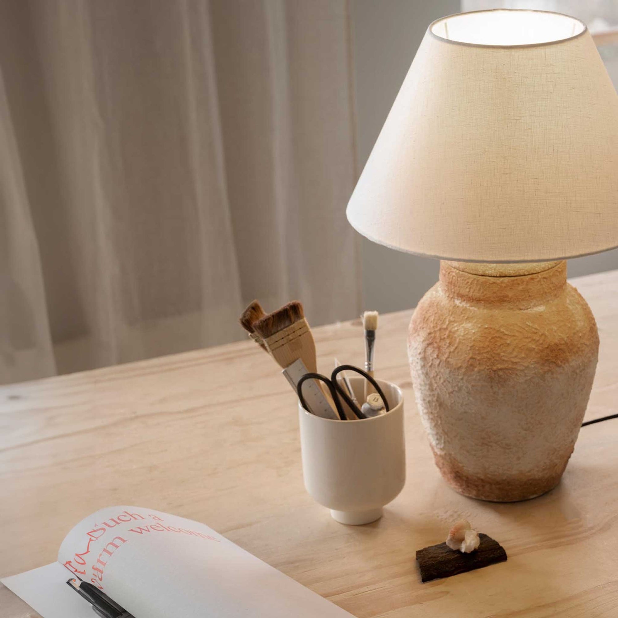 Watt &amp; Veke（ワット・アンド・ヴェケ）は1998年に設立されたスウェーデンの照明ブランドです。「ただの明かり以上のものを届けたい」という明確なビジョンのもと、20年以上にわたり、光によって空間に特別な雰囲気を生み出すことを追求しています。製品はシンプルな北欧デザインに世界各地からのインスピレーションを融合させ、機能性と美しさの両立を目指しています。クラシックなスタイルからトレンドを取り入れた個性的なデザインまで、ユーザーの個性を映し出す照明を展開。Watt &amp; Vekeの照明は、あなたの暮らしを明るく彩り、日常に魔法のような輝きをもたらします。