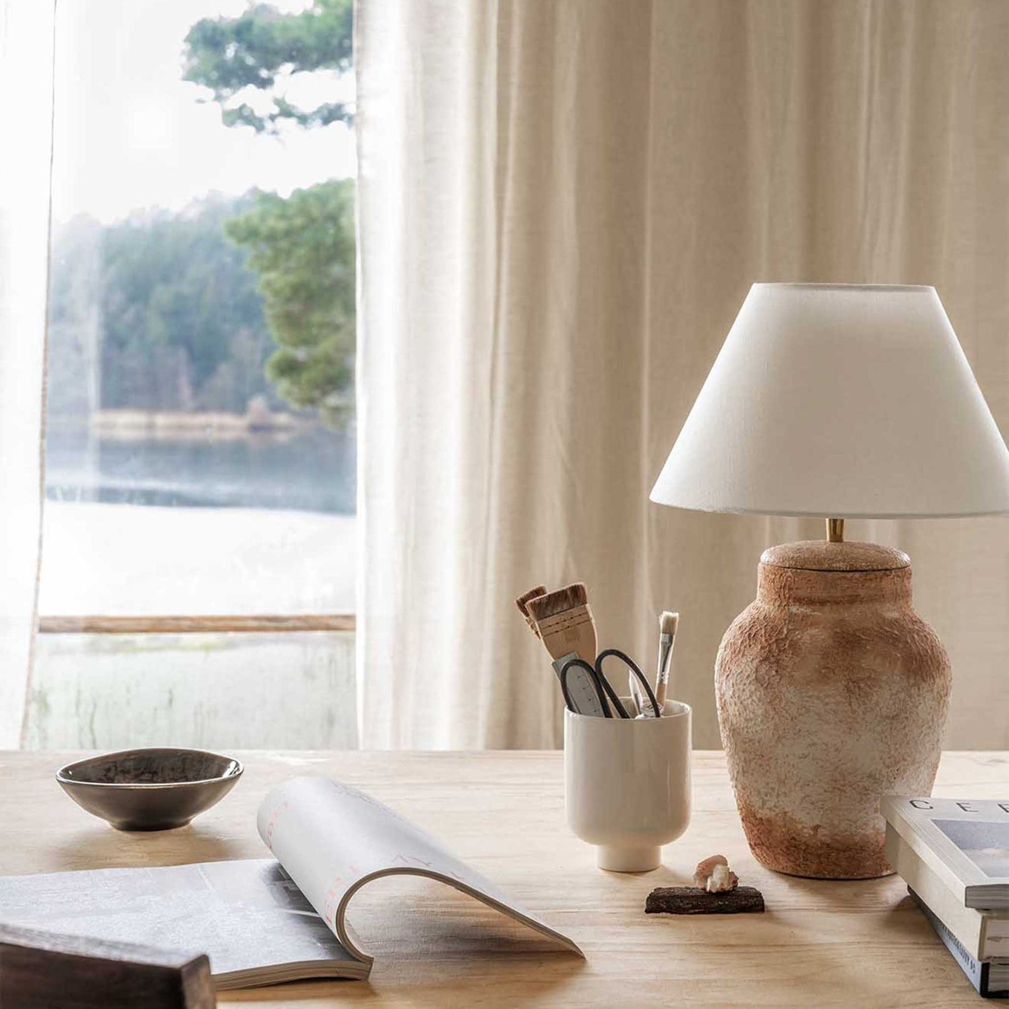 Watt &amp; Veke（ワット・アンド・ヴェケ）は1998年に設立されたスウェーデンの照明ブランドです。「ただの明かり以上のものを届けたい」という明確なビジョンのもと、20年以上にわたり、光によって空間に特別な雰囲気を生み出すことを追求しています。製品はシンプルな北欧デザインに世界各地からのインスピレーションを融合させ、機能性と美しさの両立を目指しています。クラシックなスタイルからトレンドを取り入れた個性的なデザインまで、ユーザーの個性を映し出す照明を展開。Watt &amp; Vekeの照明は、あなたの暮らしを明るく彩り、日常に魔法のような輝きをもたらします。