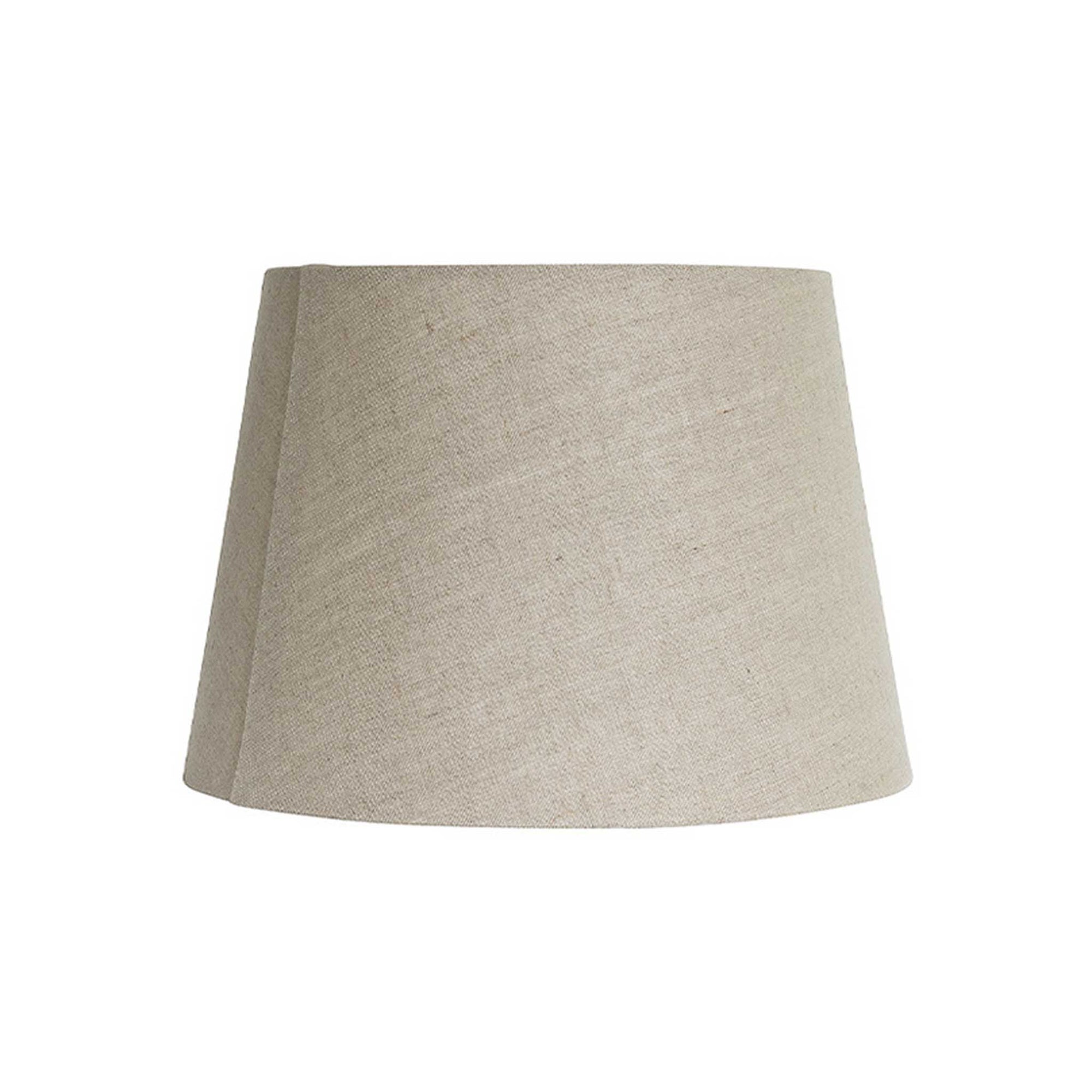 Watt & Veke（ワット・アンド・ヴェケ）は1998年に設立されたスウェーデンの照明ブランドです。「ただの明かり以上のものを届けたい」という明確なビジョンのもと、20年以上にわたり、光によって空間に特別な雰囲気を生み出すことを追求しています。製品はシンプルな北欧デザインに世界各地からのインスピレーションを融合させ、機能性と美しさの両立を目指しています。クラシックなスタイルからトレンドを取り入れた個性的なデザインまで、ユーザーの個性を映し出す照明を展開。Watt & Vekeの照明は、あなたの暮らしを明るく彩り、日常に魔法のような輝きをもたらします。