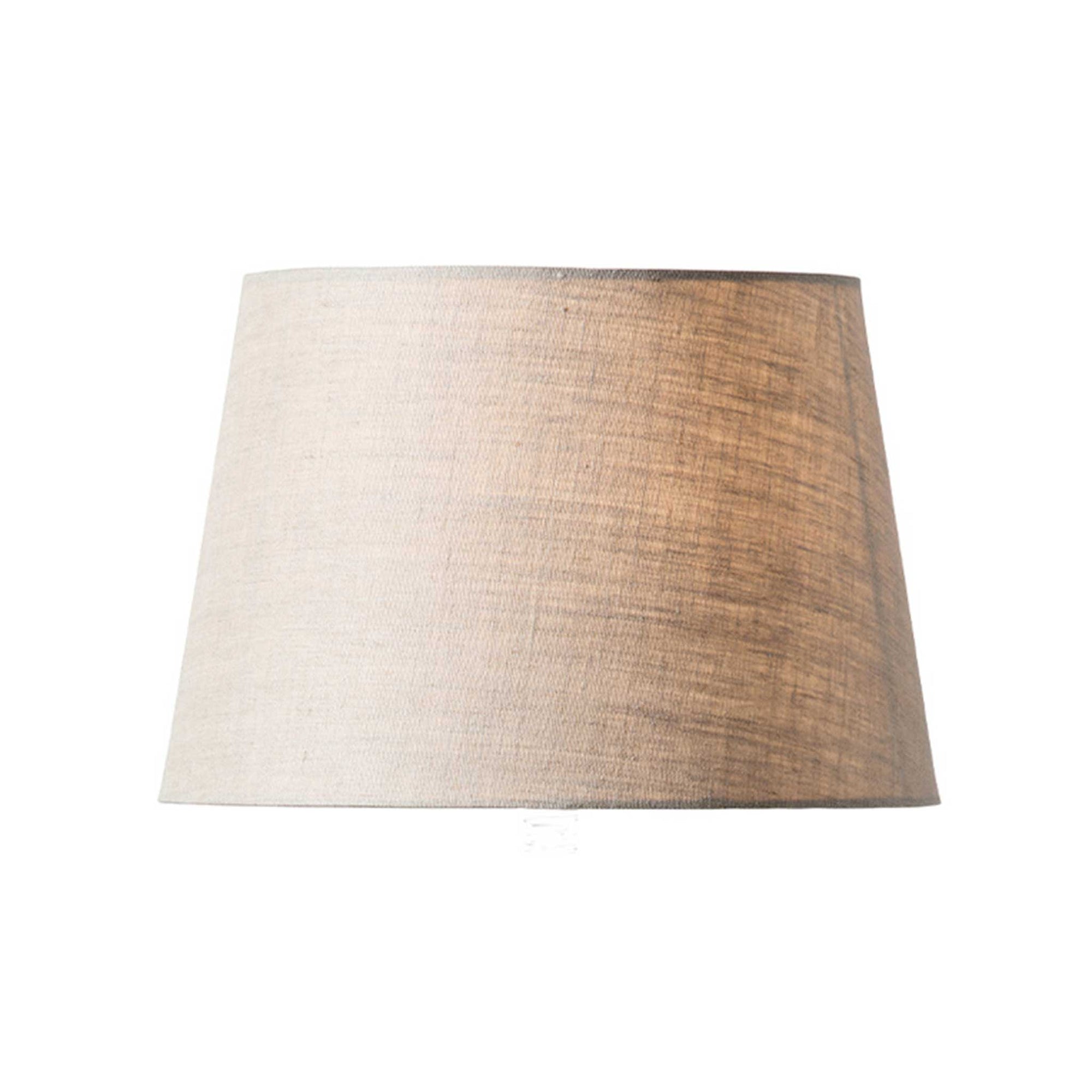 Watt & Veke（ワット・アンド・ヴェケ）は1998年に設立されたスウェーデンの照明ブランドです。「ただの明かり以上のものを届けたい」という明確なビジョンのもと、20年以上にわたり、光によって空間に特別な雰囲気を生み出すことを追求しています。製品はシンプルな北欧デザインに世界各地からのインスピレーションを融合させ、機能性と美しさの両立を目指しています。クラシックなスタイルからトレンドを取り入れた個性的なデザインまで、ユーザーの個性を映し出す照明を展開。Watt & Vekeの照明は、あなたの暮らしを明るく彩り、日常に魔法のような輝きをもたらします。