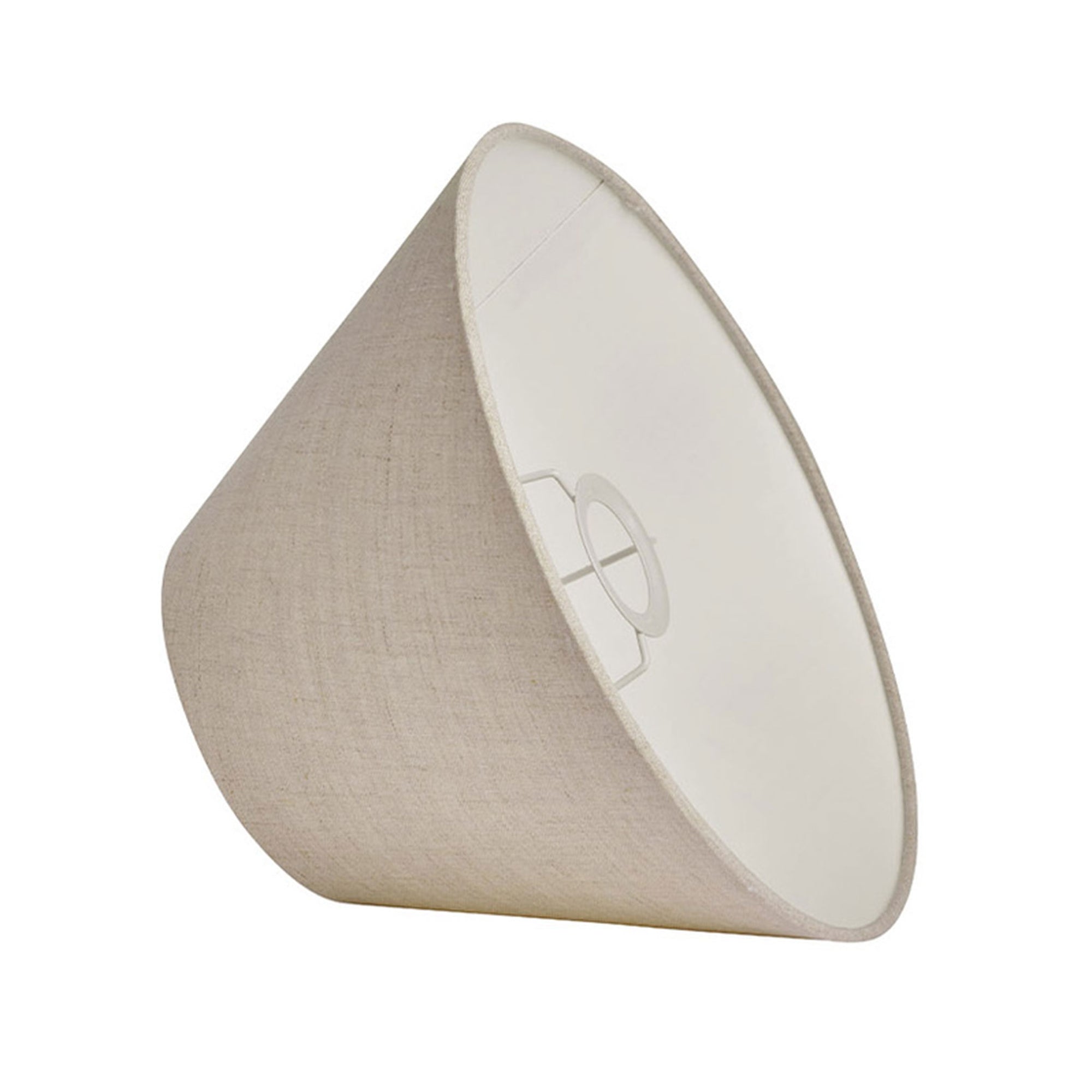 Watt & Veke（ワット・アンド・ヴェケ）は1998年に設立されたスウェーデンの照明ブランドです。「ただの明かり以上のものを届けたい」という明確なビジョンのもと、20年以上にわたり、光によって空間に特別な雰囲気を生み出すことを追求しています。製品はシンプルな北欧デザインに世界各地からのインスピレーションを融合させ、機能性と美しさの両立を目指しています。クラシックなスタイルからトレンドを取り入れた個性的なデザインまで、ユーザーの個性を映し出す照明を展開。Watt & Vekeの照明は、あなたの暮らしを明るく彩り、日常に魔法のような輝きをもたらします。