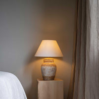 Watt & Veke（ワット・アンド・ヴェケ）は1998年に設立されたスウェーデンの照明ブランドです。「ただの明かり以上のものを届けたい」という明確なビジョンのもと、20年以上にわたり、光によって空間に特別な雰囲気を生み出すことを追求しています。製品はシンプルな北欧デザインに世界各地からのインスピレーションを融合させ、機能性と美しさの両立を目指しています。クラシックなスタイルからトレンドを取り入れた個性的なデザインまで、ユーザーの個性を映し出す照明を展開。Watt & Vekeの照明は、あなたの暮らしを明るく彩り、日常に魔法のような輝きをもたらします。