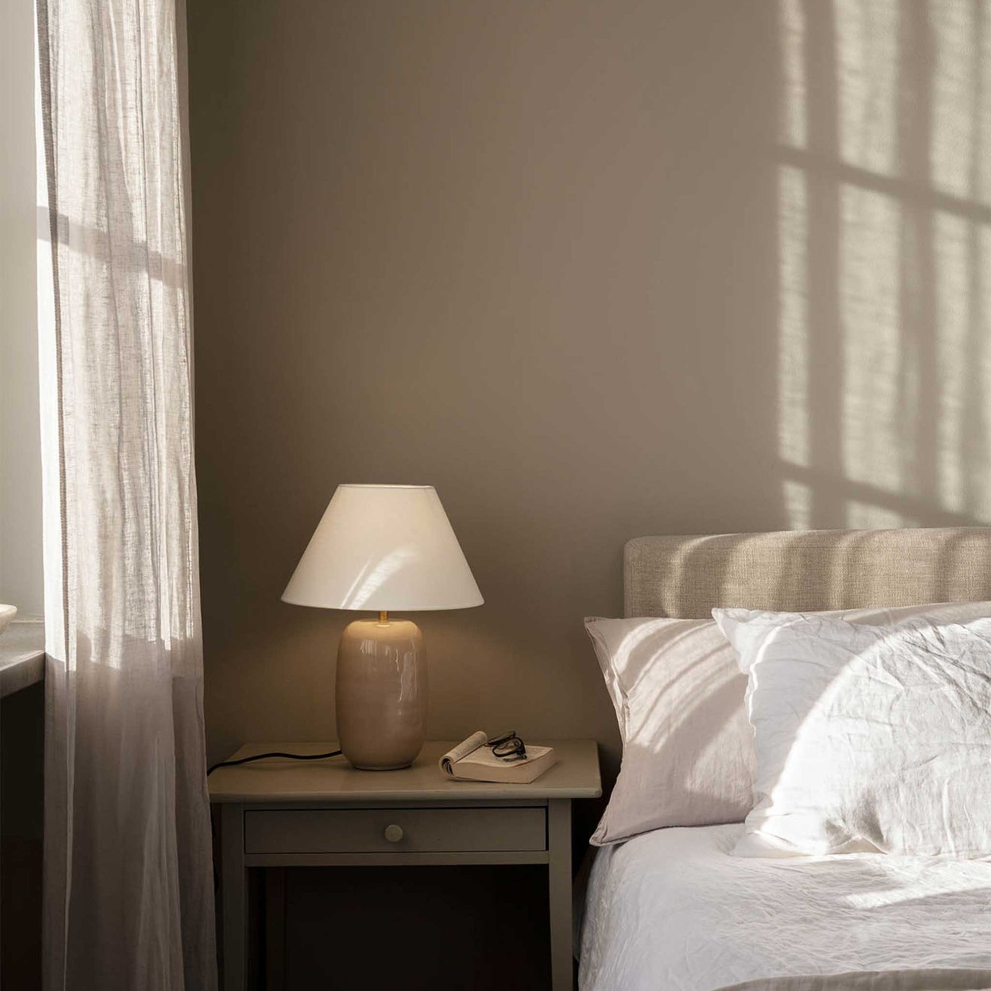 Watt &amp; Veke（ワット・アンド・ヴェケ）は1998年に設立されたスウェーデンの照明ブランドです。「ただの明かり以上のものを届けたい」という明確なビジョンのもと、20年以上にわたり、光によって空間に特別な雰囲気を生み出すことを追求しています。製品はシンプルな北欧デザインに世界各地からのインスピレーションを融合させ、機能性と美しさの両立を目指しています。クラシックなスタイルからトレンドを取り入れた個性的なデザインまで、ユーザーの個性を映し出す照明を展開。Watt &amp; Vekeの照明は、あなたの暮らしを明るく彩り、日常に魔法のような輝きをもたらします。