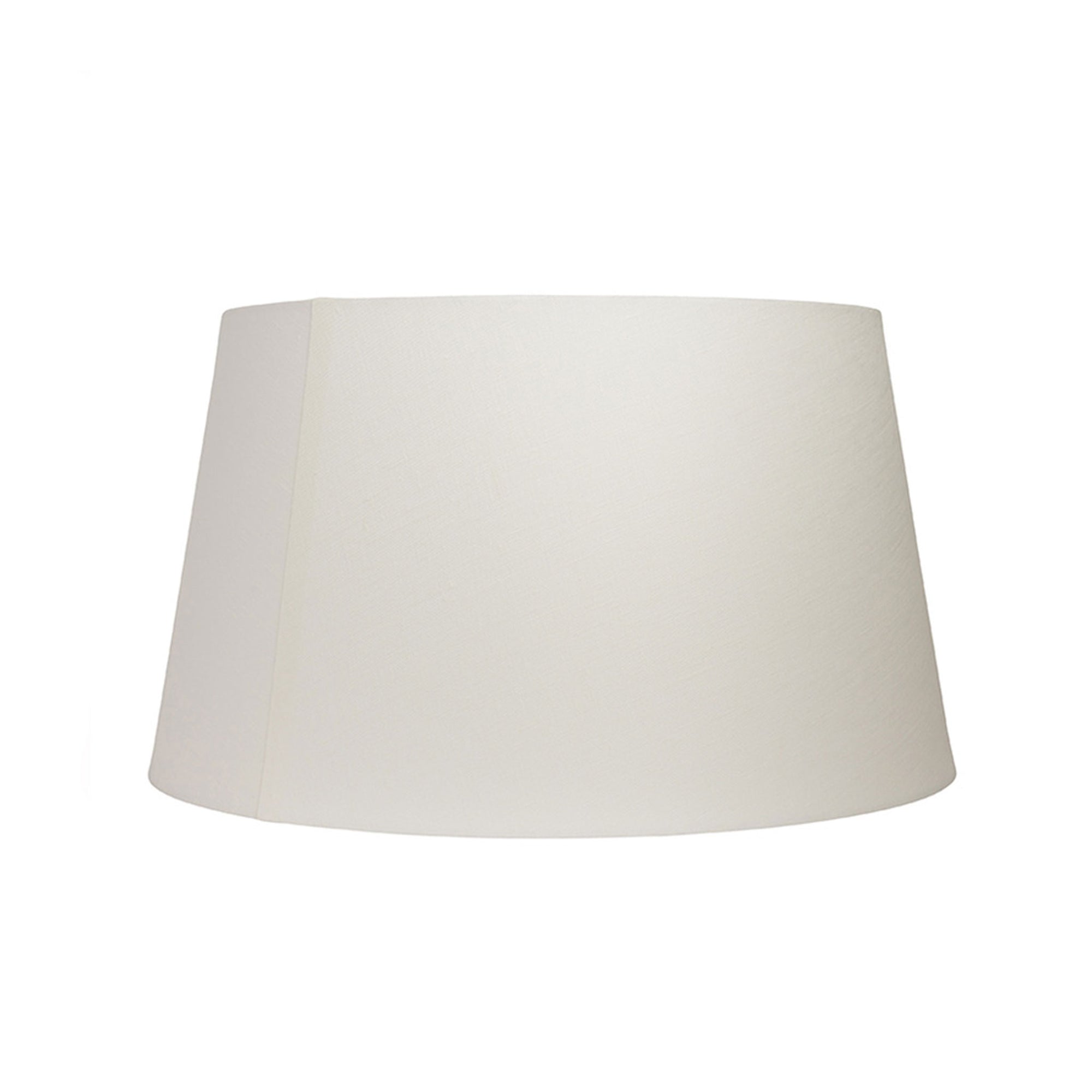 Watt & Veke（ワット・アンド・ヴェケ）は1998年に設立されたスウェーデンの照明ブランドです。「ただの明かり以上のものを届けたい」という明確なビジョンのもと、20年以上にわたり、光によって空間に特別な雰囲気を生み出すことを追求しています。製品はシンプルな北欧デザインに世界各地からのインスピレーションを融合させ、機能性と美しさの両立を目指しています。クラシックなスタイルからトレンドを取り入れた個性的なデザインまで、ユーザーの個性を映し出す照明を展開。Watt & Vekeの照明は、あなたの暮らしを明るく彩り、日常に魔法のような輝きをもたらします。