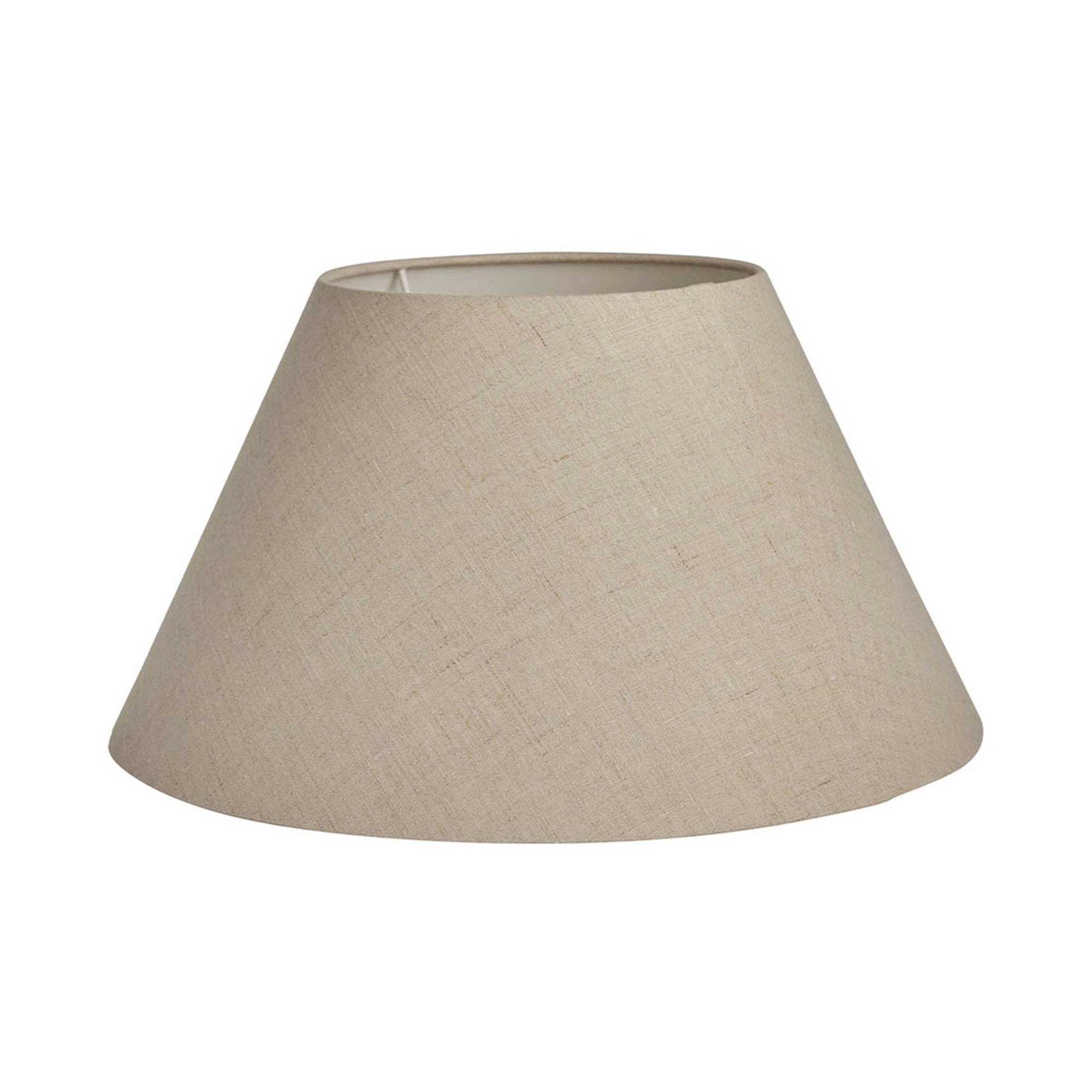 Watt & Veke（ワット・アンド・ヴェケ）は1998年に設立されたスウェーデンの照明ブランドです。「ただの明かり以上のものを届けたい」という明確なビジョンのもと、20年以上にわたり、光によって空間に特別な雰囲気を生み出すことを追求しています。製品はシンプルな北欧デザインに世界各地からのインスピレーションを融合させ、機能性と美しさの両立を目指しています。クラシックなスタイルからトレンドを取り入れた個性的なデザインまで、ユーザーの個性を映し出す照明を展開。Watt & Vekeの照明は、あなたの暮らしを明るく彩り、日常に魔法のような輝きをもたらします。