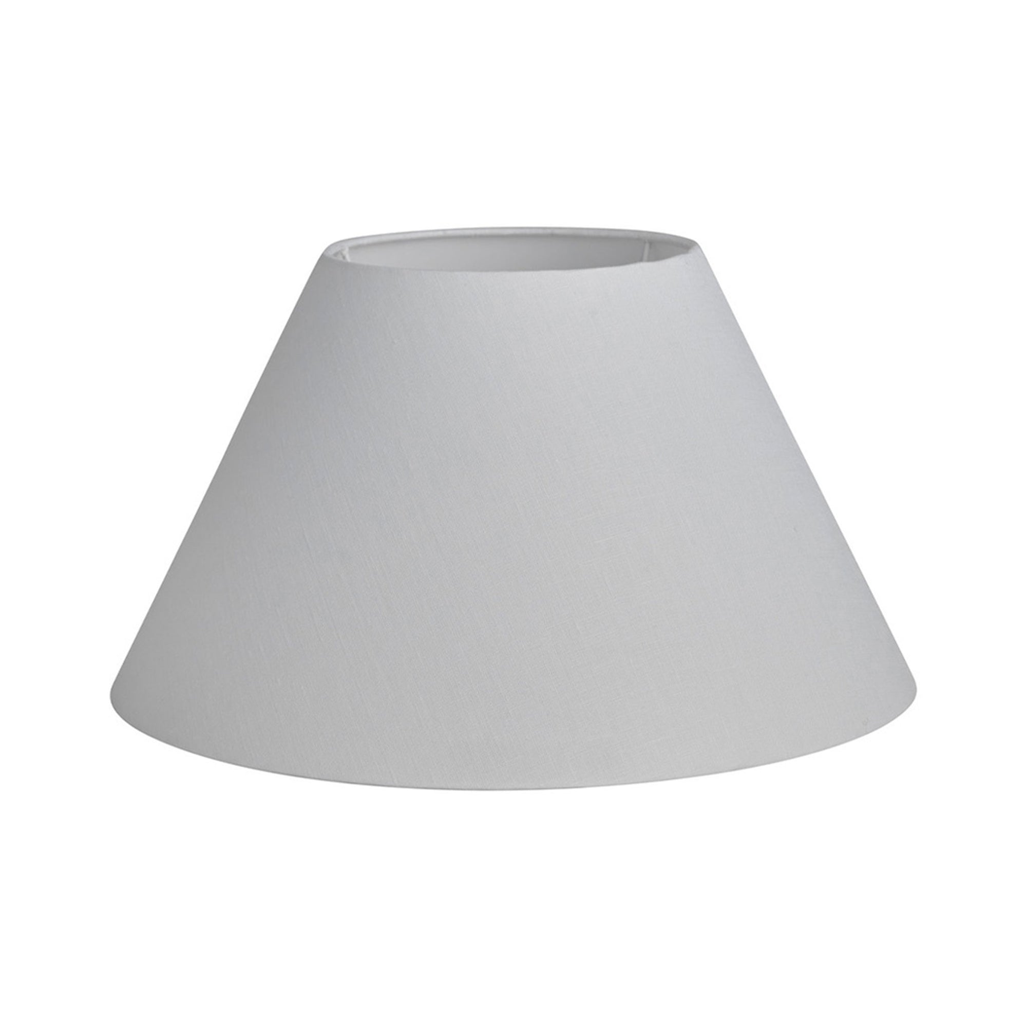 Watt & Veke（ワット・アンド・ヴェケ）は1998年に設立されたスウェーデンの照明ブランドです。「ただの明かり以上のものを届けたい」という明確なビジョンのもと、20年以上にわたり、光によって空間に特別な雰囲気を生み出すことを追求しています。製品はシンプルな北欧デザインに世界各地からのインスピレーションを融合させ、機能性と美しさの両立を目指しています。クラシックなスタイルからトレンドを取り入れた個性的なデザインまで、ユーザーの個性を映し出す照明を展開。Watt & Vekeの照明は、あなたの暮らしを明るく彩り、日常に魔法のような輝きをもたらします。