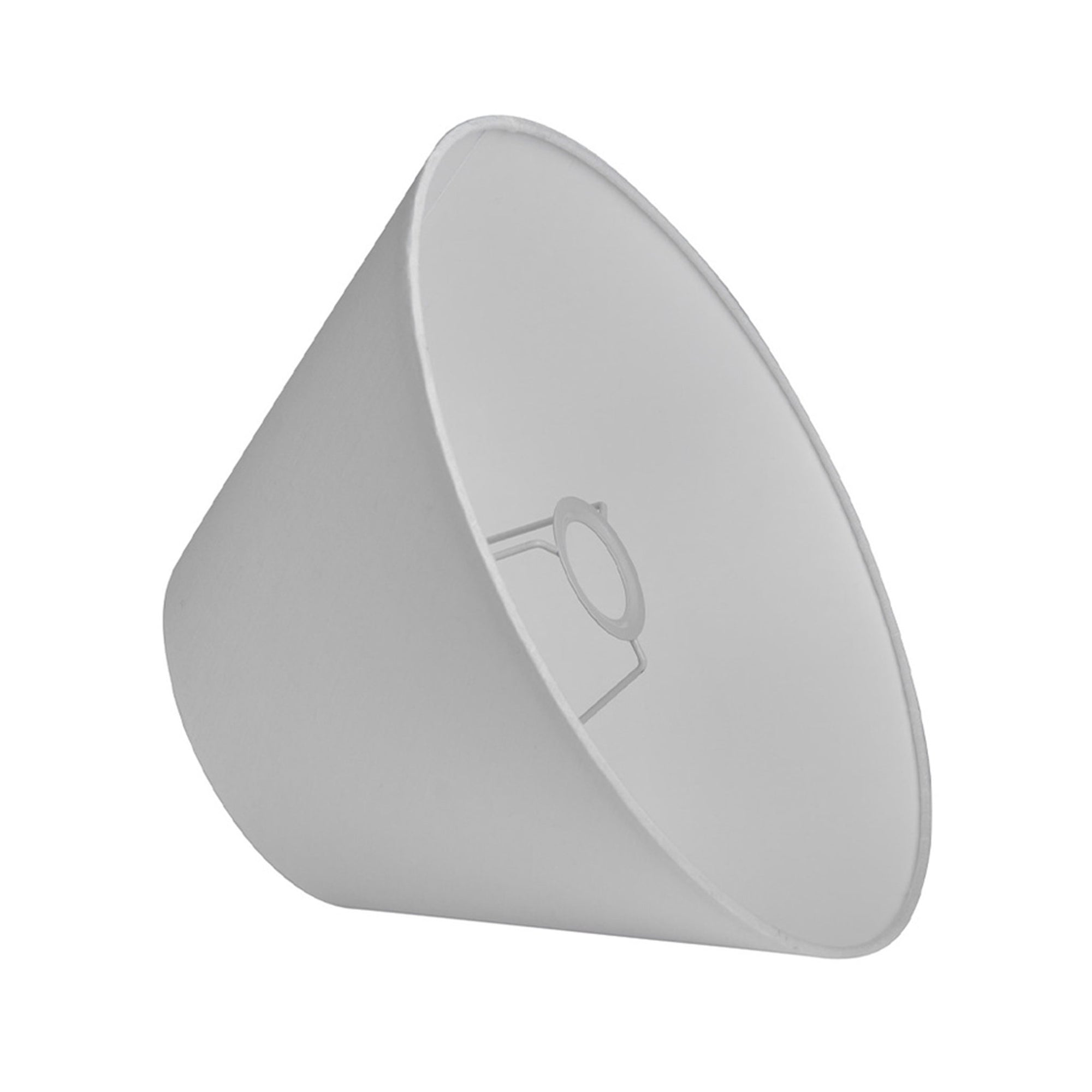 Watt & Veke（ワット・アンド・ヴェケ）は1998年に設立されたスウェーデンの照明ブランドです。「ただの明かり以上のものを届けたい」という明確なビジョンのもと、20年以上にわたり、光によって空間に特別な雰囲気を生み出すことを追求しています。製品はシンプルな北欧デザインに世界各地からのインスピレーションを融合させ、機能性と美しさの両立を目指しています。クラシックなスタイルからトレンドを取り入れた個性的なデザインまで、ユーザーの個性を映し出す照明を展開。Watt & Vekeの照明は、あなたの暮らしを明るく彩り、日常に魔法のような輝きをもたらします。