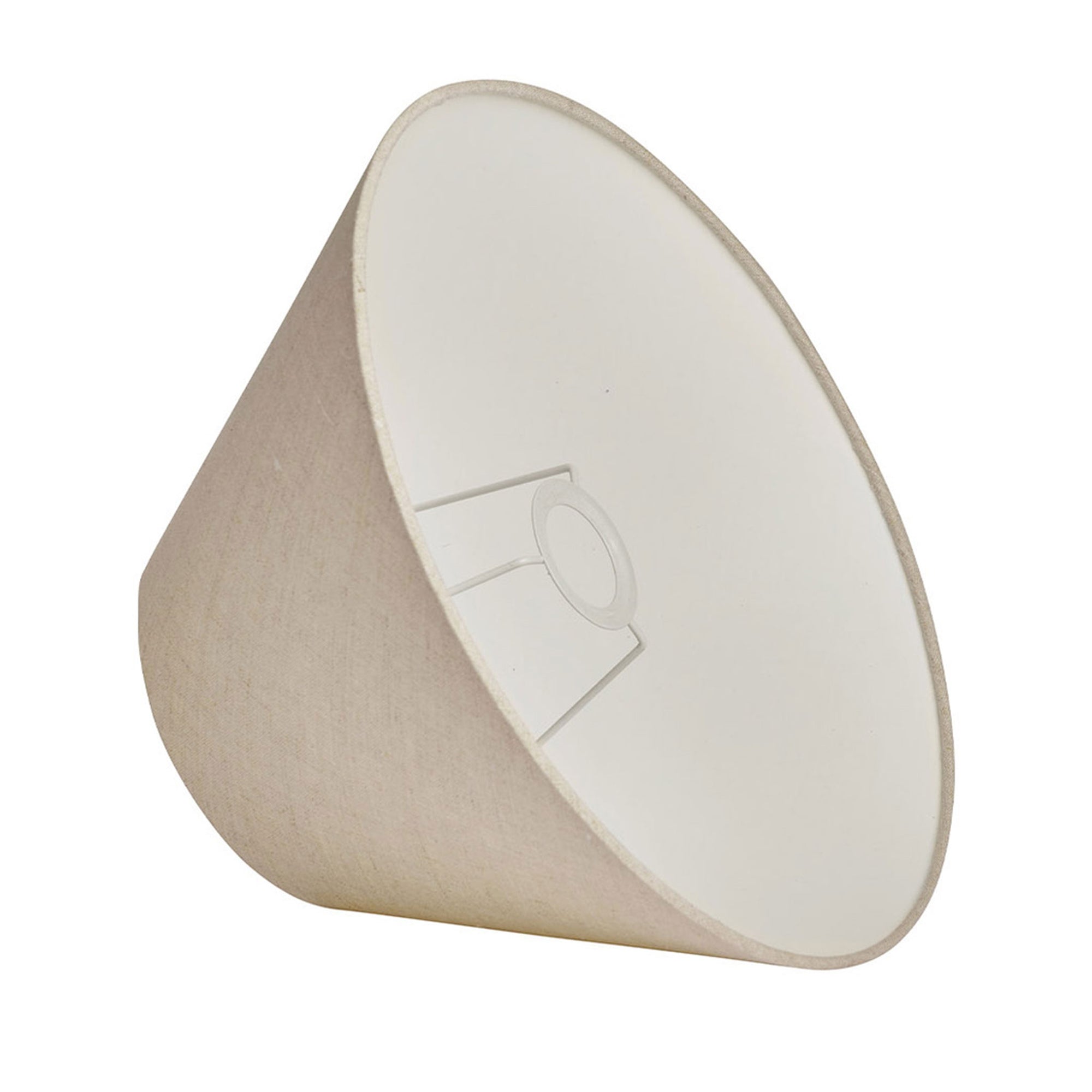 Watt & Veke（ワット・アンド・ヴェケ）は1998年に設立されたスウェーデンの照明ブランドです。「ただの明かり以上のものを届けたい」という明確なビジョンのもと、20年以上にわたり、光によって空間に特別な雰囲気を生み出すことを追求しています。製品はシンプルな北欧デザインに世界各地からのインスピレーションを融合させ、機能性と美しさの両立を目指しています。クラシックなスタイルからトレンドを取り入れた個性的なデザインまで、ユーザーの個性を映し出す照明を展開。Watt & Vekeの照明は、あなたの暮らしを明るく彩り、日常に魔法のような輝きをもたらします。