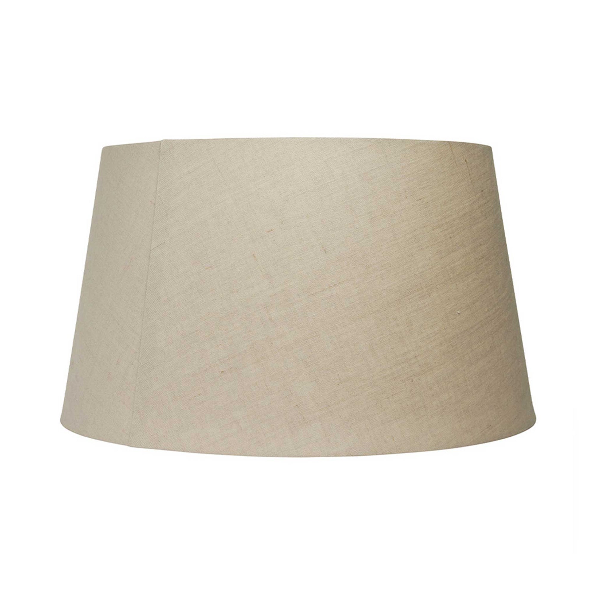 Watt & Veke（ワット・アンド・ヴェケ）は1998年に設立されたスウェーデンの照明ブランドです。「ただの明かり以上のものを届けたい」という明確なビジョンのもと、20年以上にわたり、光によって空間に特別な雰囲気を生み出すことを追求しています。製品はシンプルな北欧デザインに世界各地からのインスピレーションを融合させ、機能性と美しさの両立を目指しています。クラシックなスタイルからトレンドを取り入れた個性的なデザインまで、ユーザーの個性を映し出す照明を展開。Watt & Vekeの照明は、あなたの暮らしを明るく彩り、日常に魔法のような輝きをもたらします。